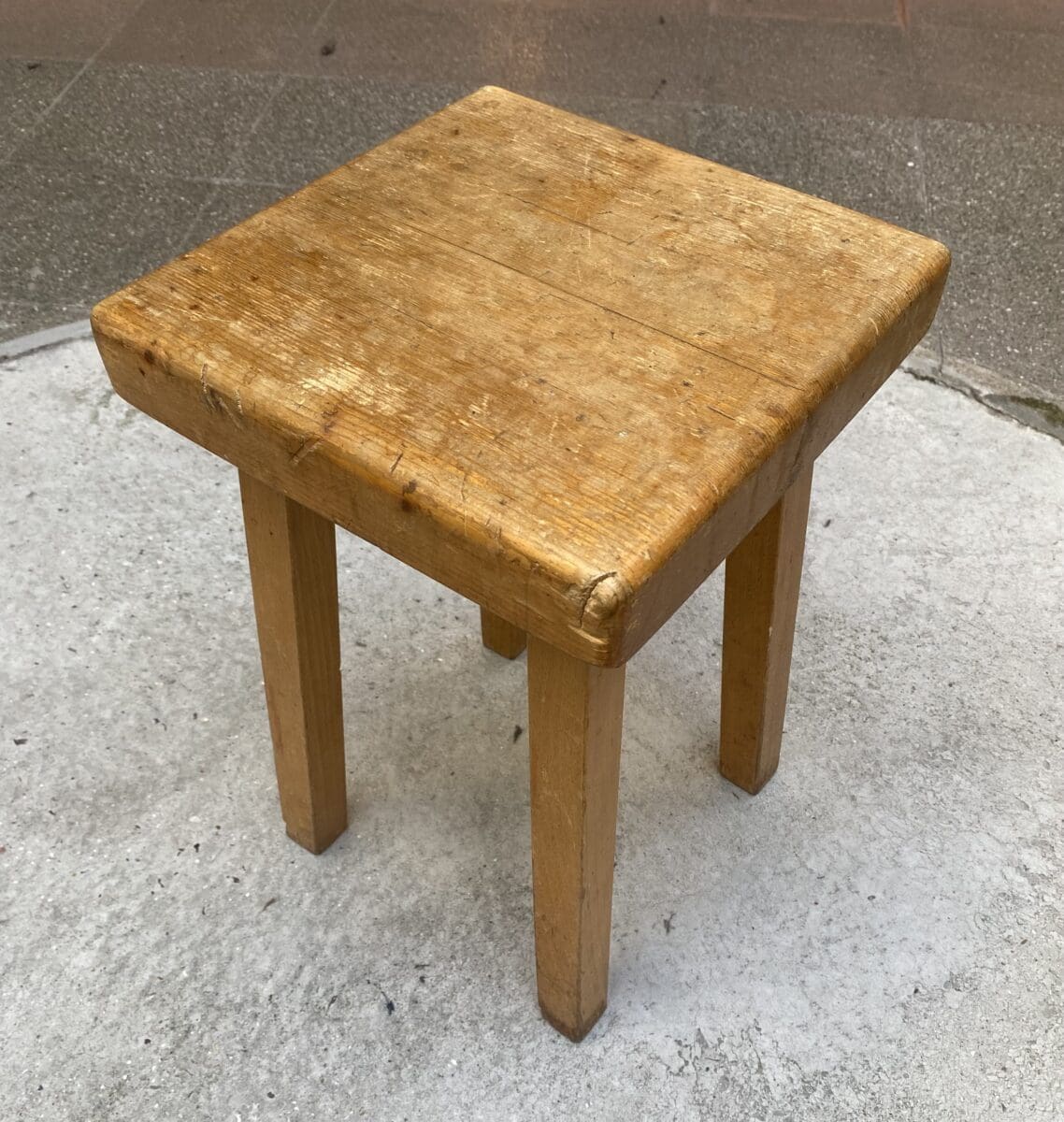 Tabouret Charlotte Perriand – Pin, années 1960