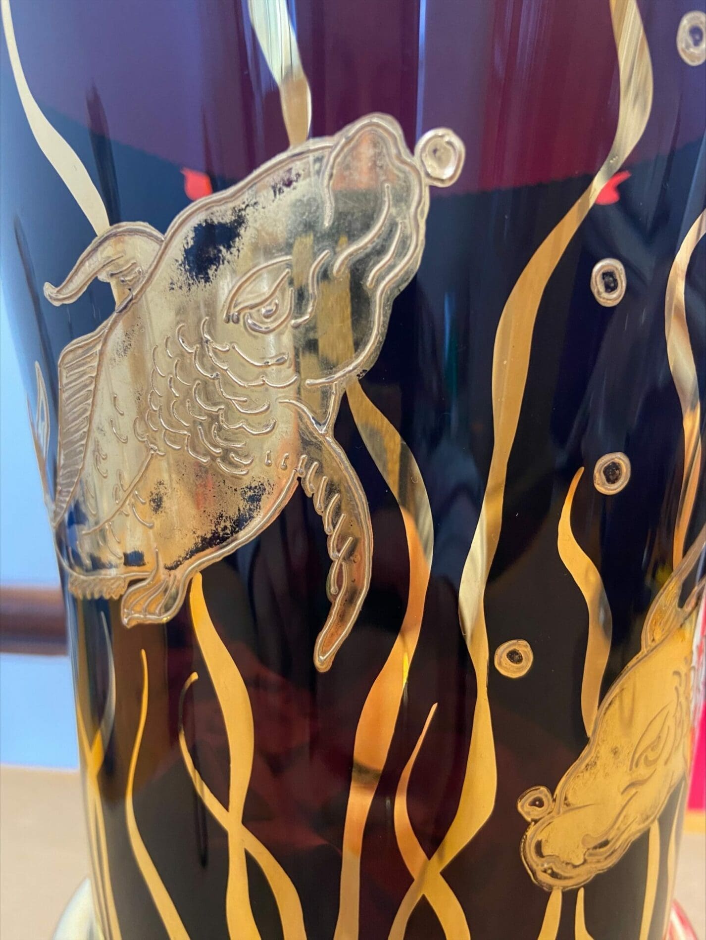 Vase Art Déco en verre, décor à poissons dorés circa 1930