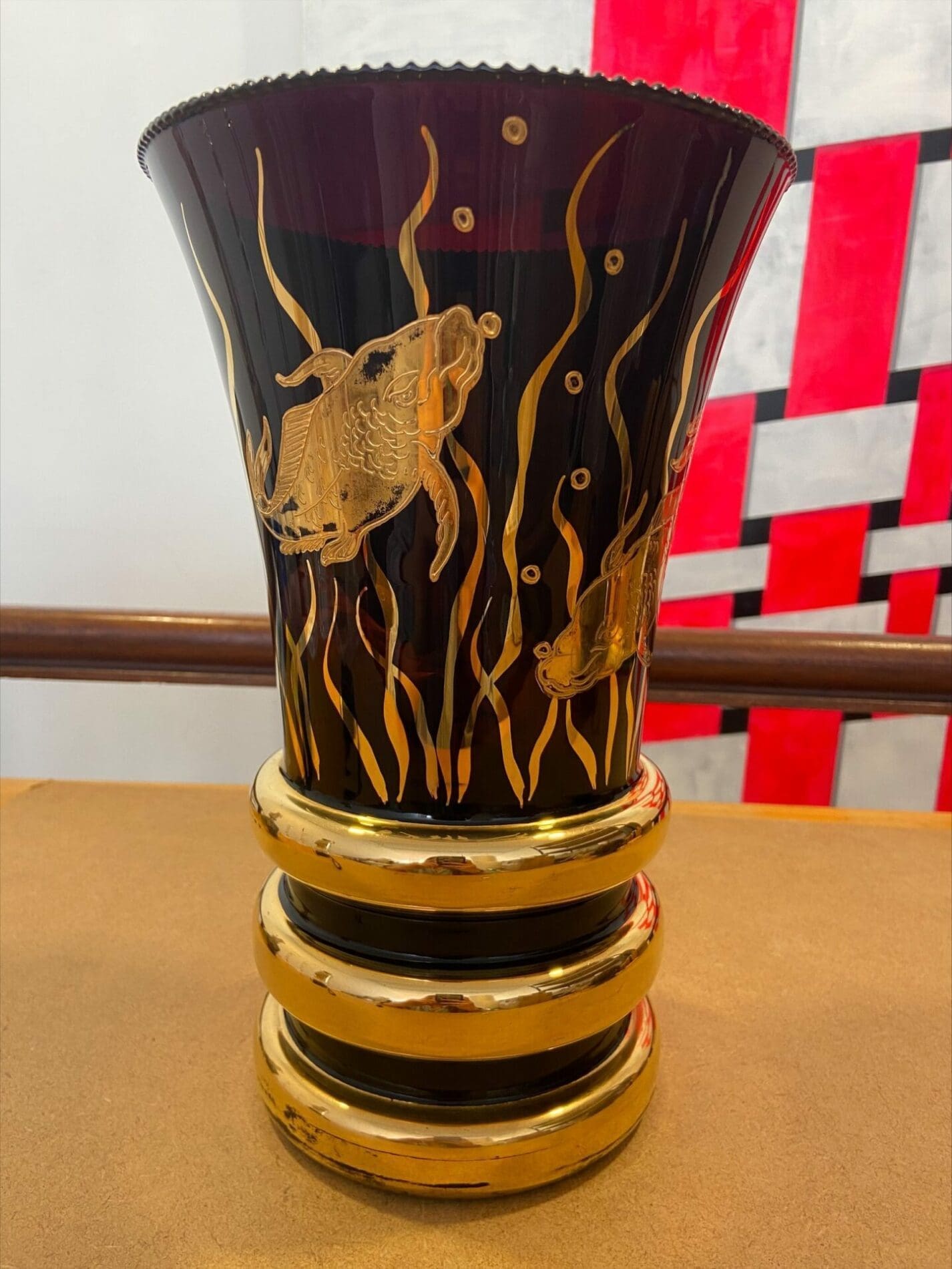 Vase Art Déco en verre, décor à poissons dorés circa 1930