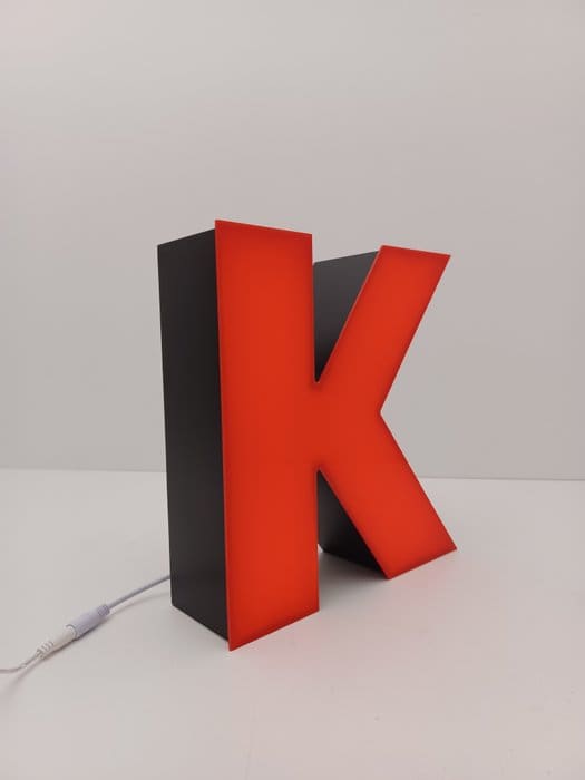 Lampe industrielle avec LED et lettres O&K (OK). – plexiglas et métal