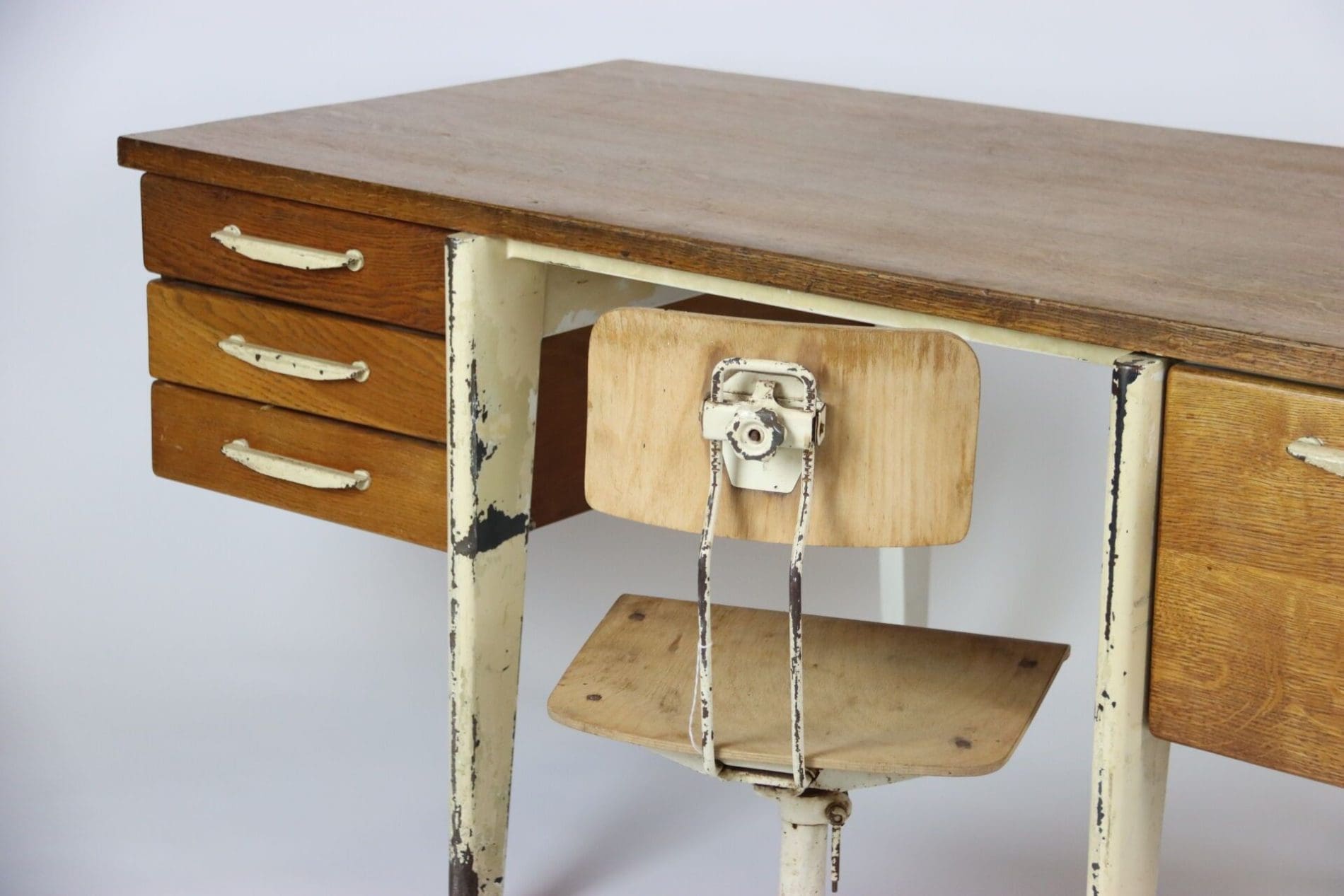 Bureau Standard BS et chaise design par Jean Prouvé : L&rsquo;essence du modernisme français