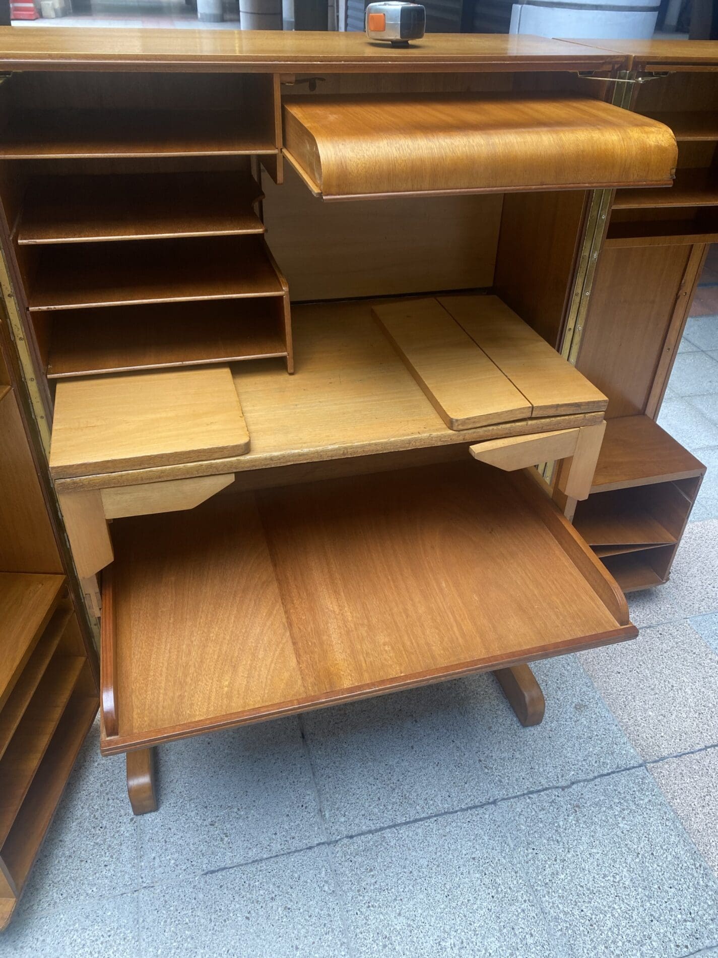 Mummenthaler & Meier, bureau Magic Box en placage d&rsquo;acajou