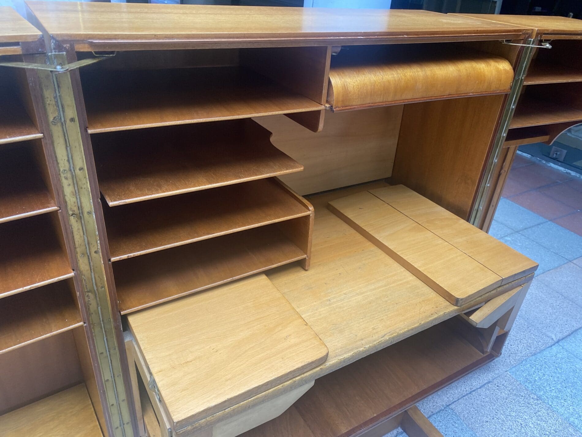 Mummenthaler & Meier, bureau Magic Box en placage d&rsquo;acajou