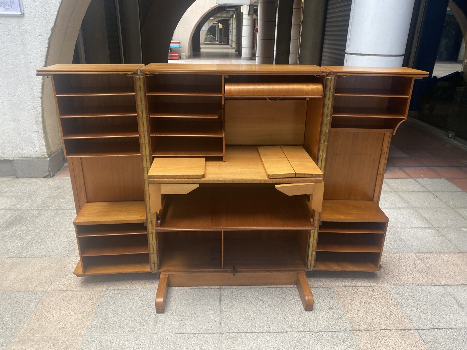 Mummenthaler & Meier, bureau Magic Box en placage d&rsquo;acajou