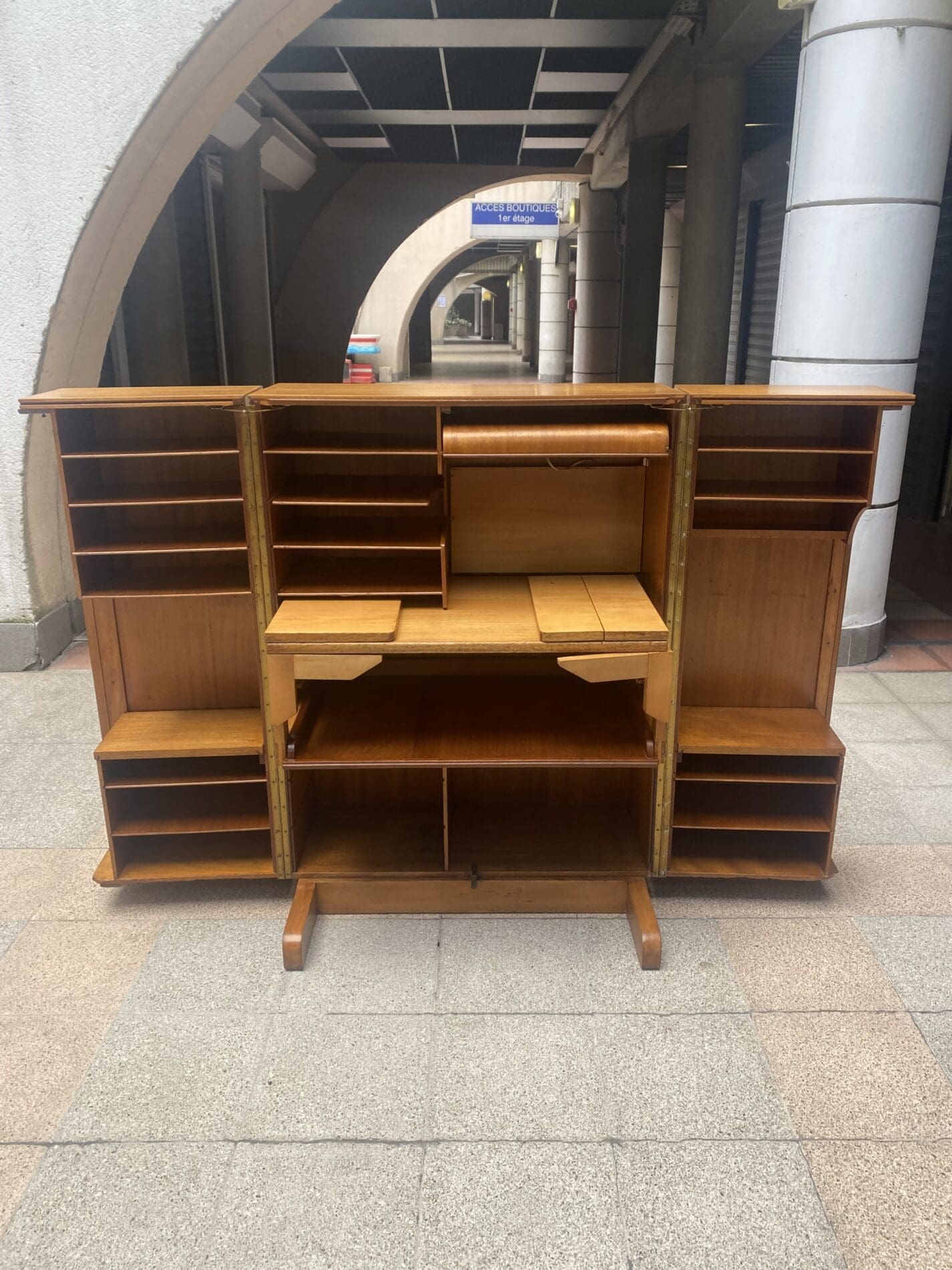 Mummenthaler & Meier, bureau Magic Box en placage d&rsquo;acajou