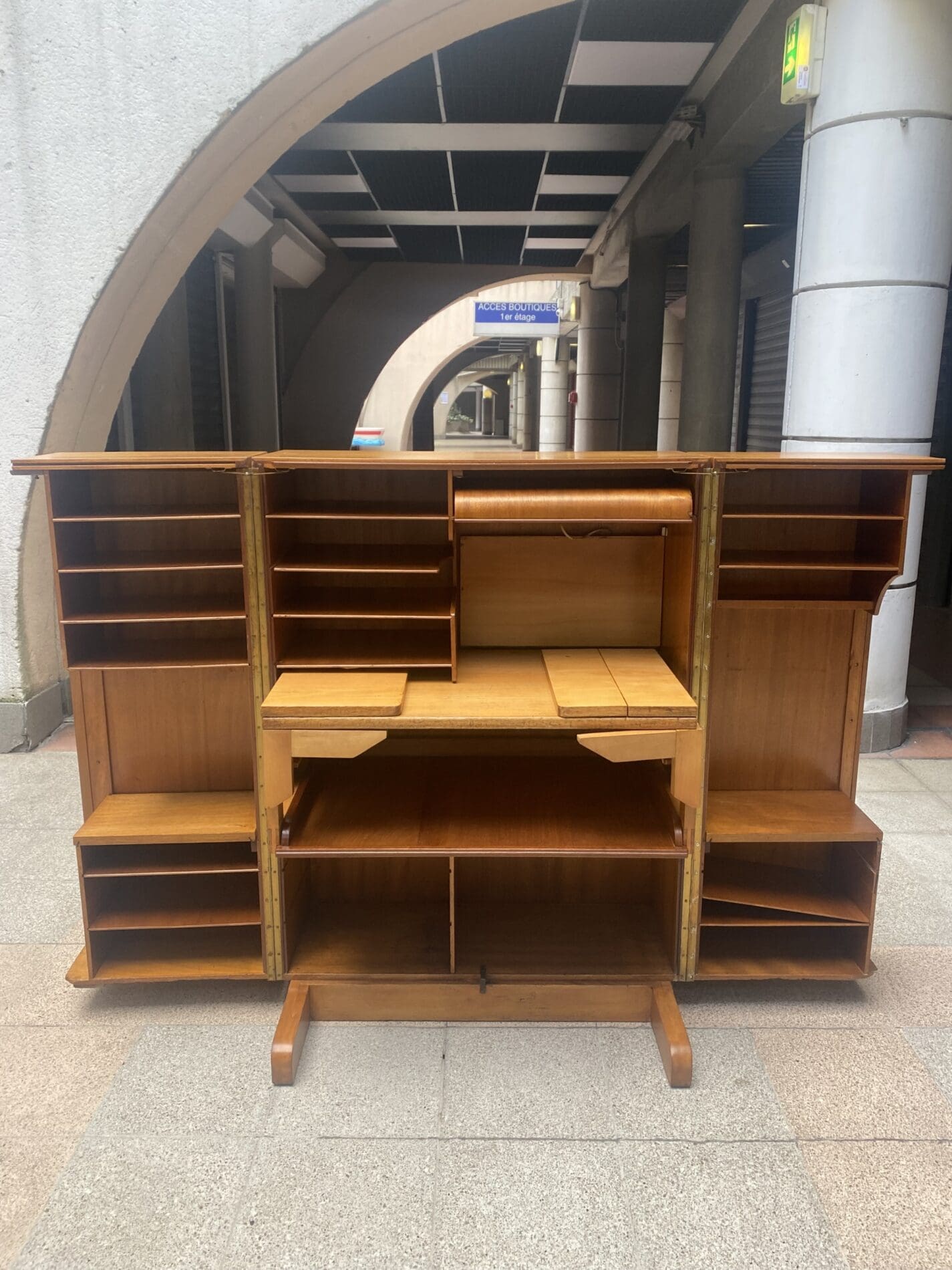 Mummenthaler & Meier, bureau Magic Box en placage d&rsquo;acajou