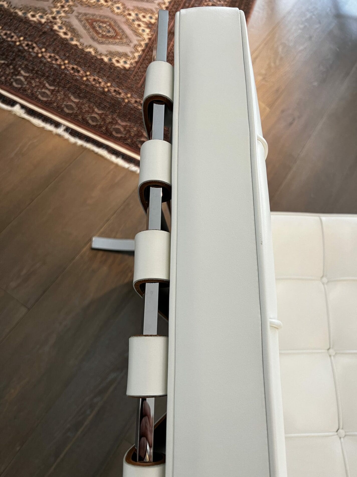 Fauteuil Barcelona blanc avec ottoman – Édition Knoll 2012, design Mies van der Rohe