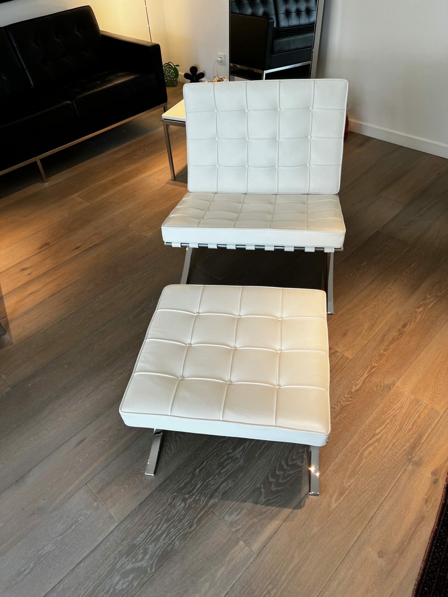 Fauteuil Barcelona blanc avec ottoman – Édition Knoll 2012, design Mies van der Rohe