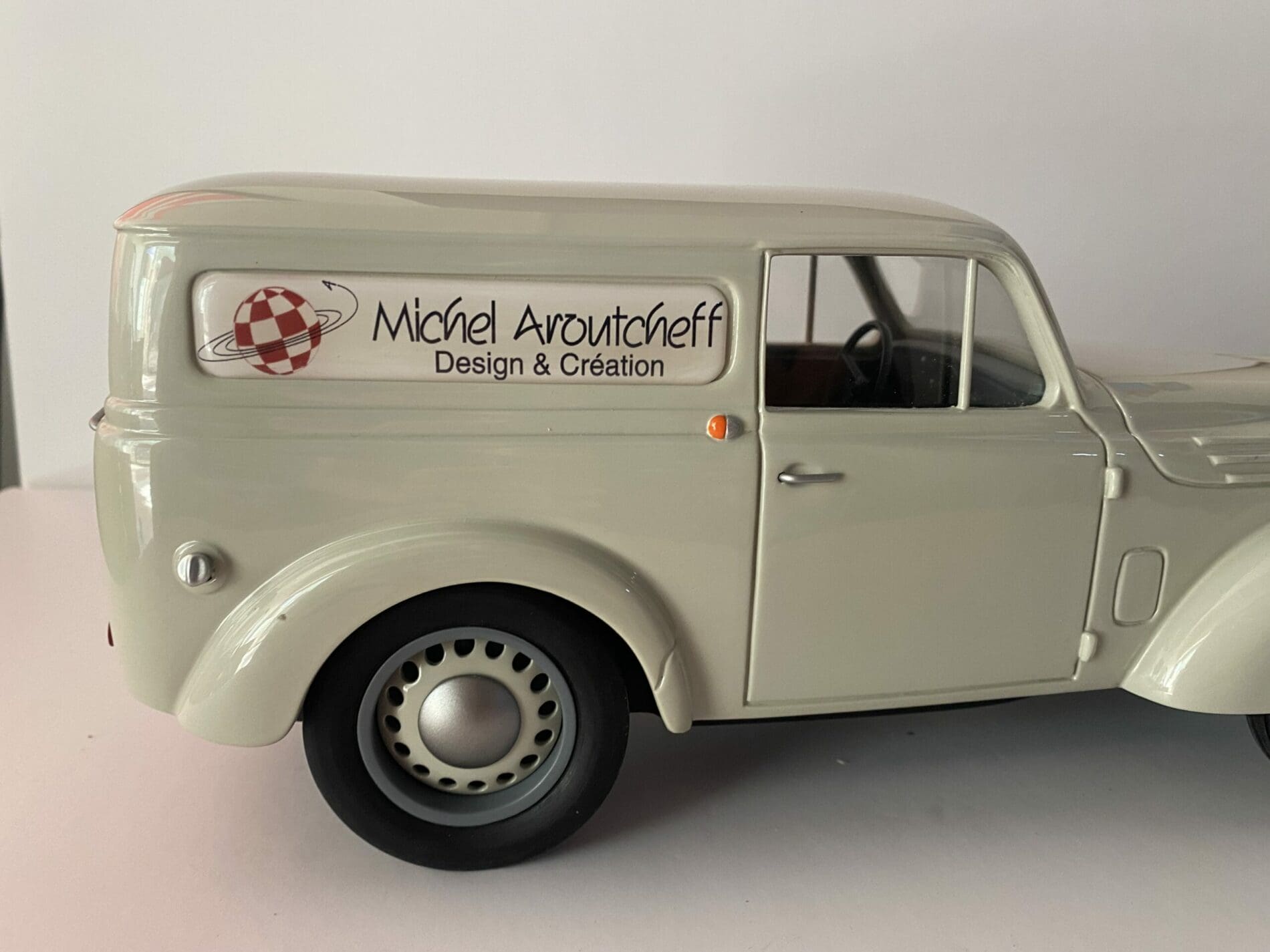 Figurine Camionnette Michel Aroutcheff – ARARG JUVA 4 Grise