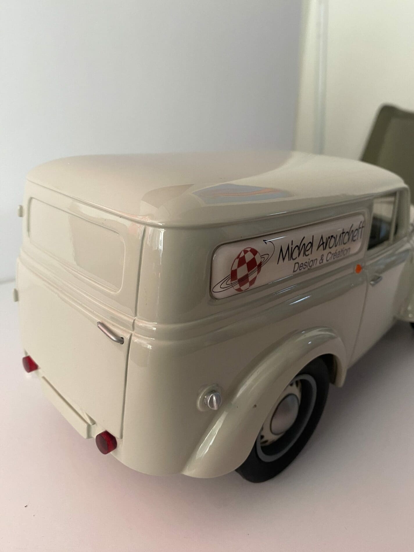 Figurine Camionnette Michel Aroutcheff – ARARG JUVA 4 Grise