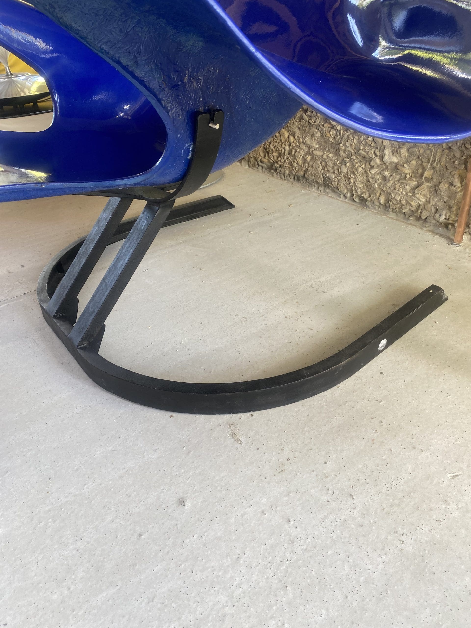 Bernard Rancillac — Fauteuil Éléphant, fibre de verre et fer forgé, bleu Klein
