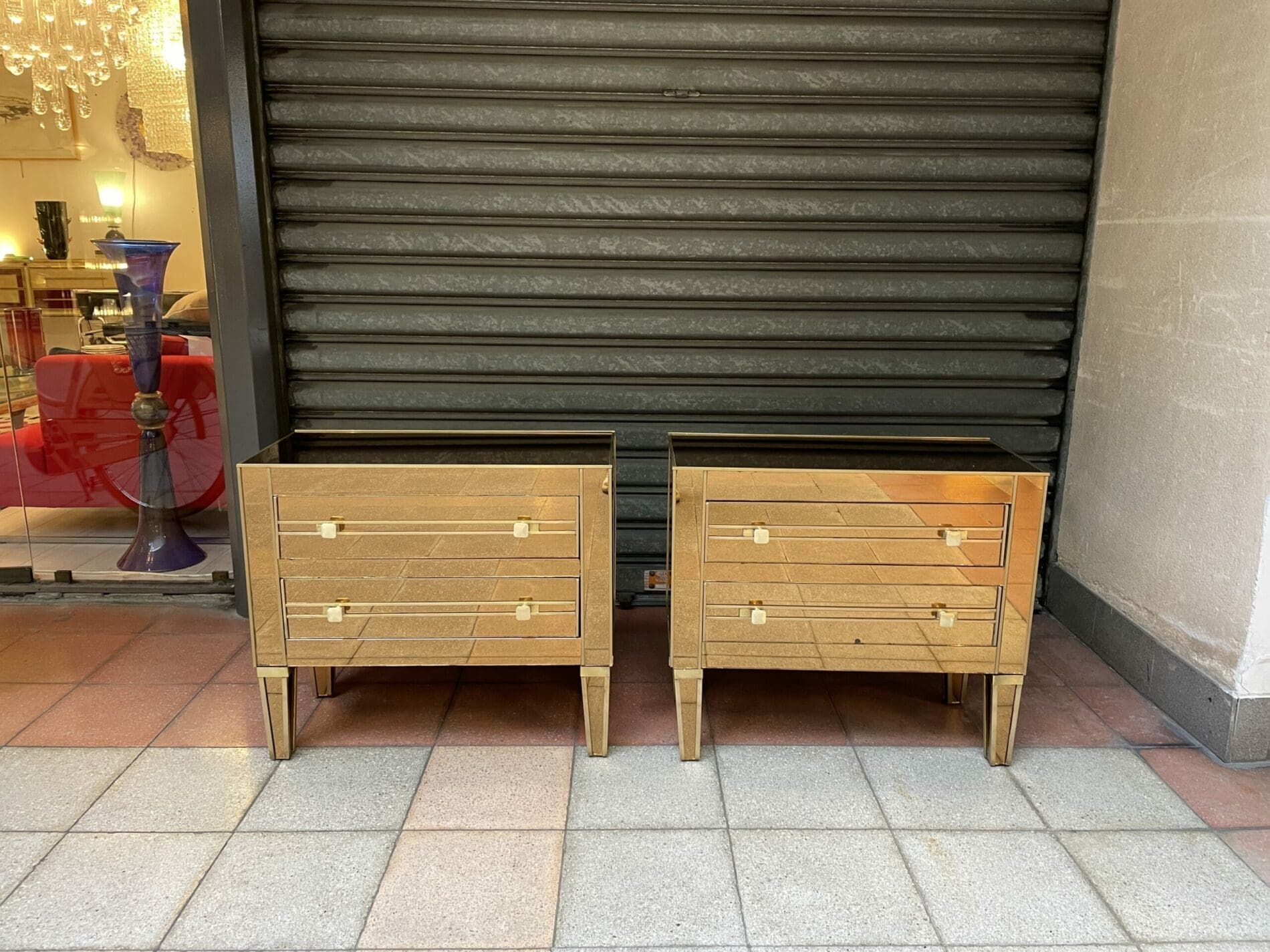 Paire de commodes italienne deux tiroirs des années 80 en verre teinté