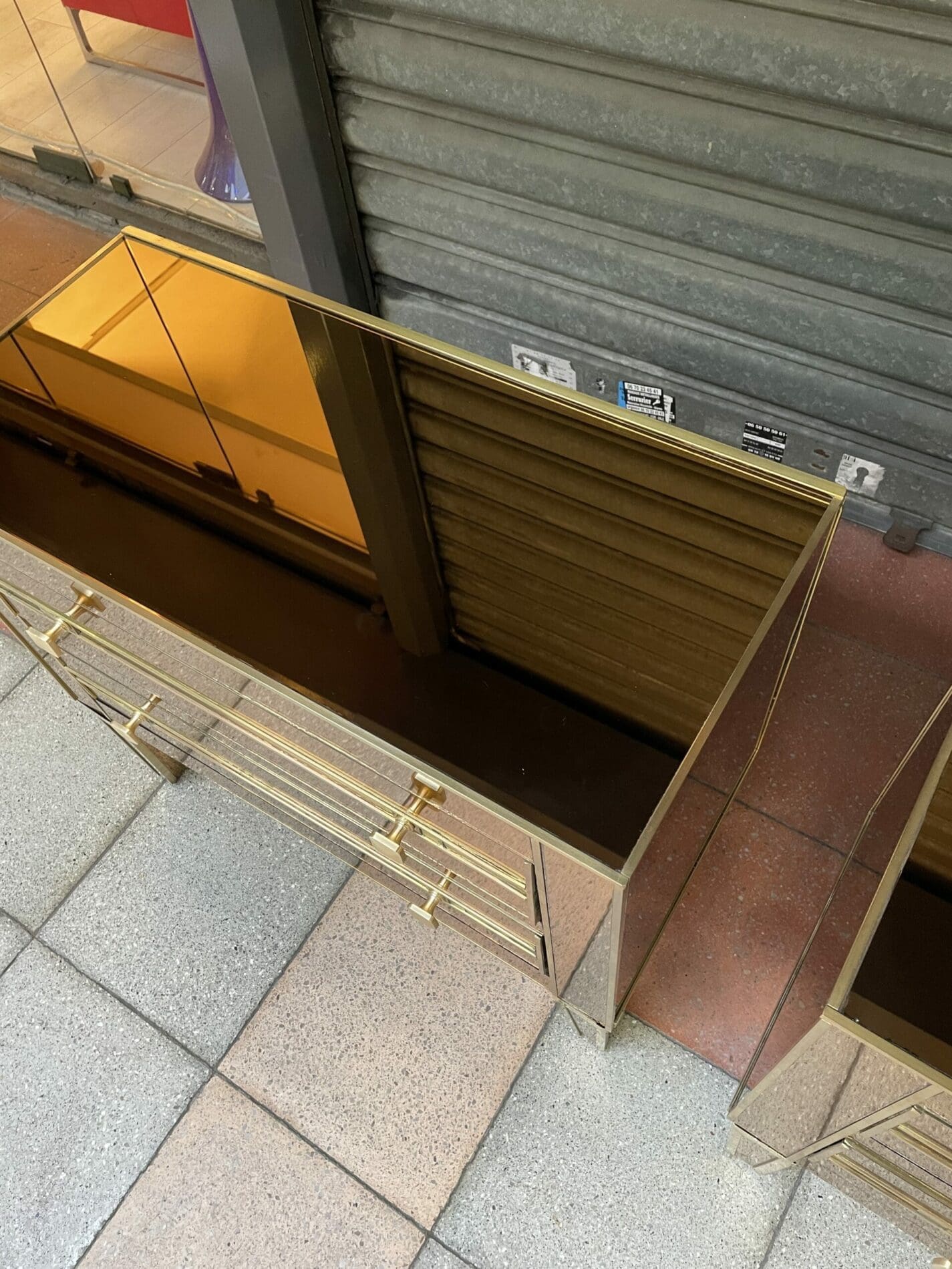 Paire de commodes italienne deux tiroirs des années 80 en verre teinté