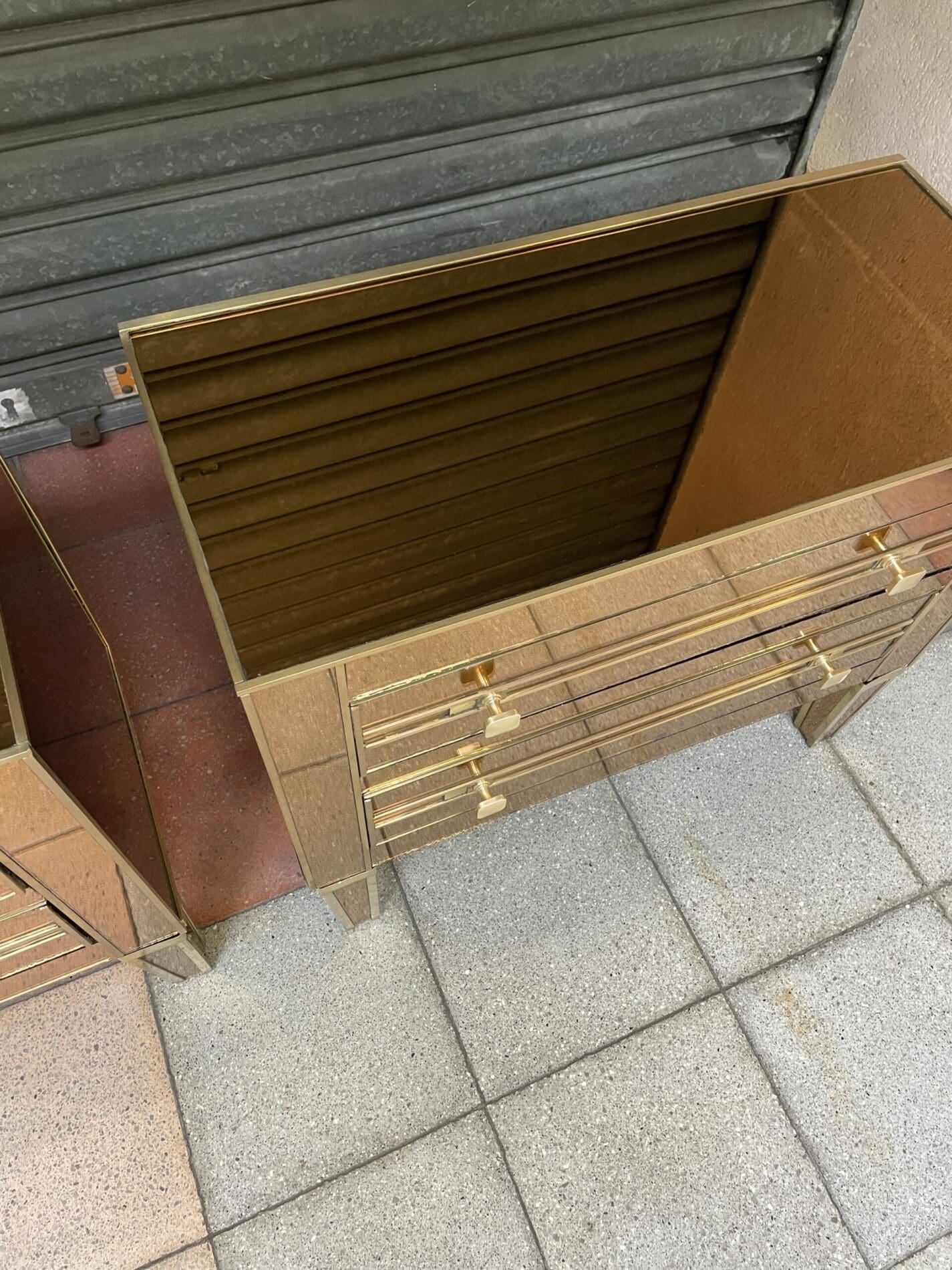 Paire de commodes italienne deux tiroirs des années 80 en verre teinté