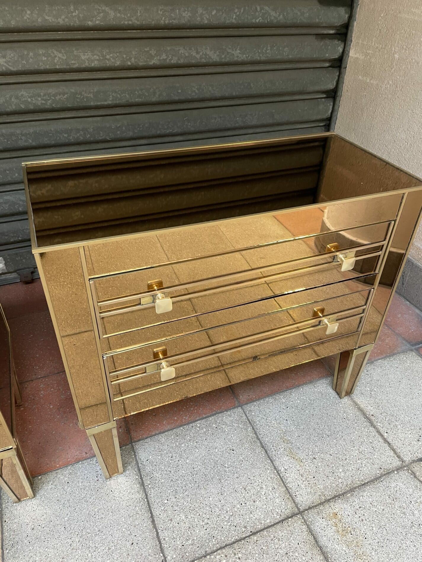 Paire de commodes italienne deux tiroirs des années 80 en verre teinté