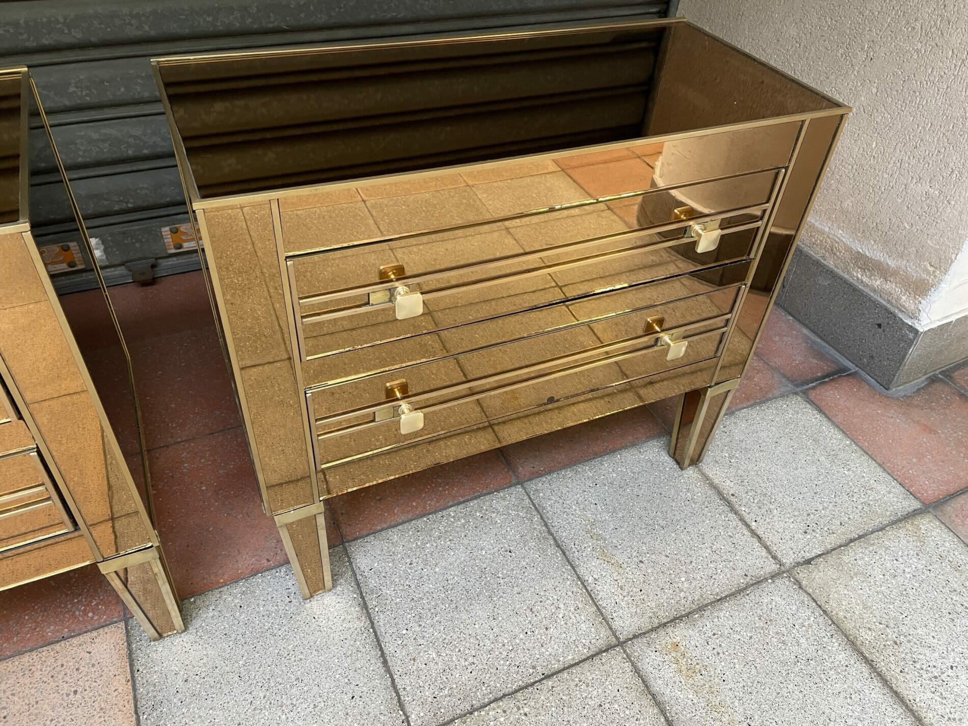 Paire de commodes italienne deux tiroirs des années 80 en verre teinté