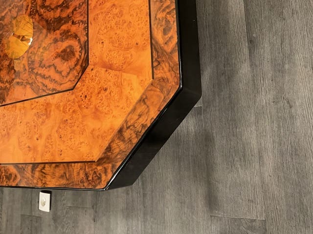 Table Basse Vintage en Loupe d&rsquo;Orme – Un Luxe de 1975