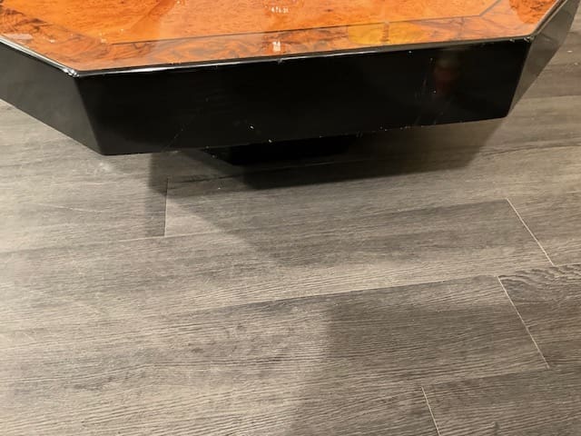 Table Basse Vintage en Loupe d&rsquo;Orme – Un Luxe de 1975