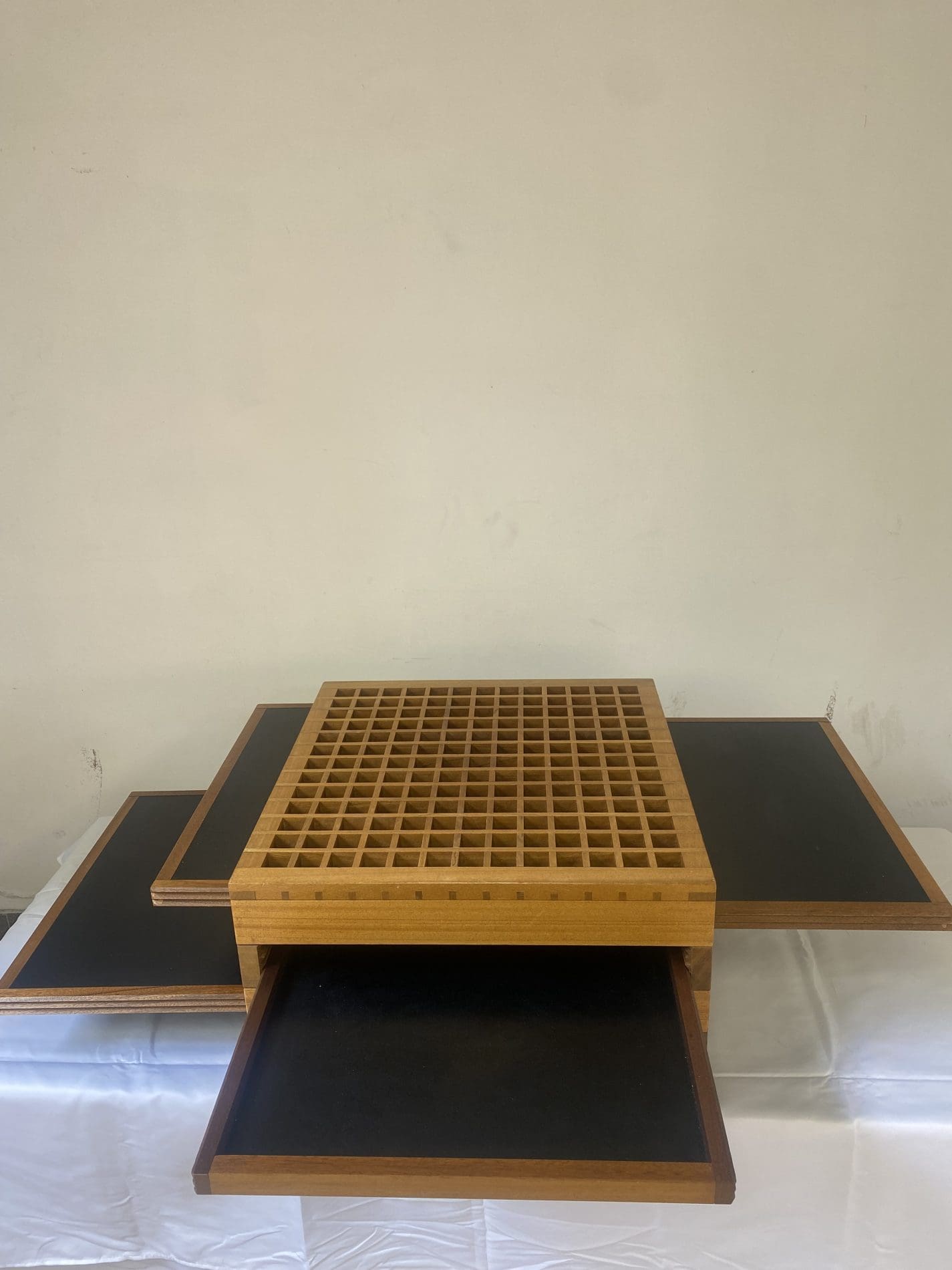 Table basse « Tetra » par Bernard Vuarnesson, avec quatre plateaux réversibles.