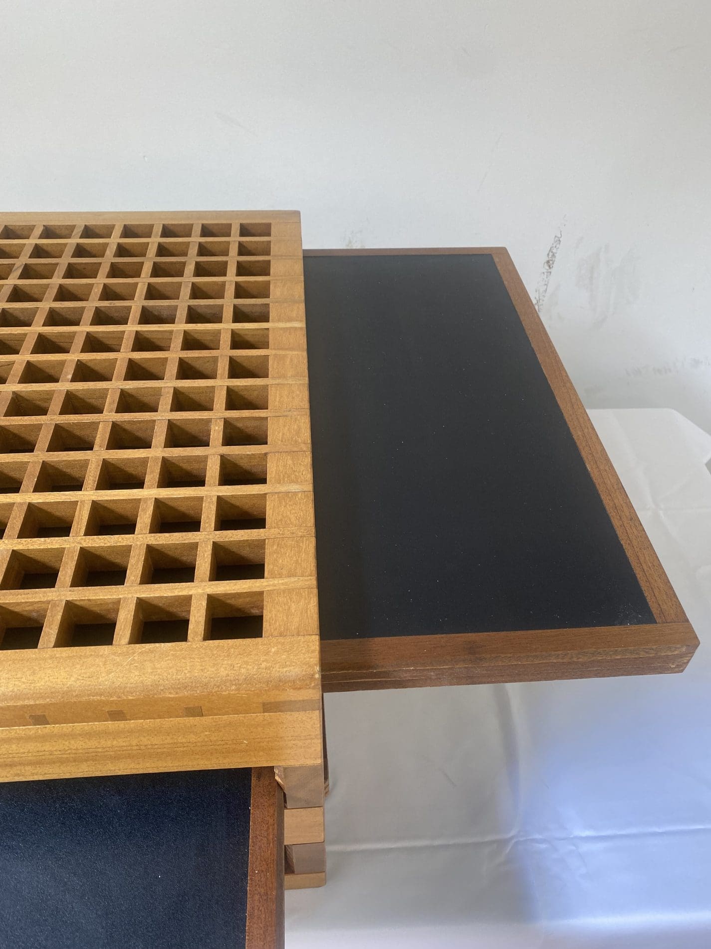 Table basse « Tetra » par Bernard Vuarnesson, avec quatre plateaux réversibles.