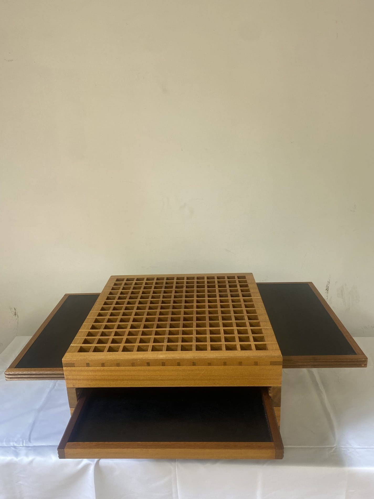 Table basse « Tetra » par Bernard Vuarnesson, avec quatre plateaux réversibles.