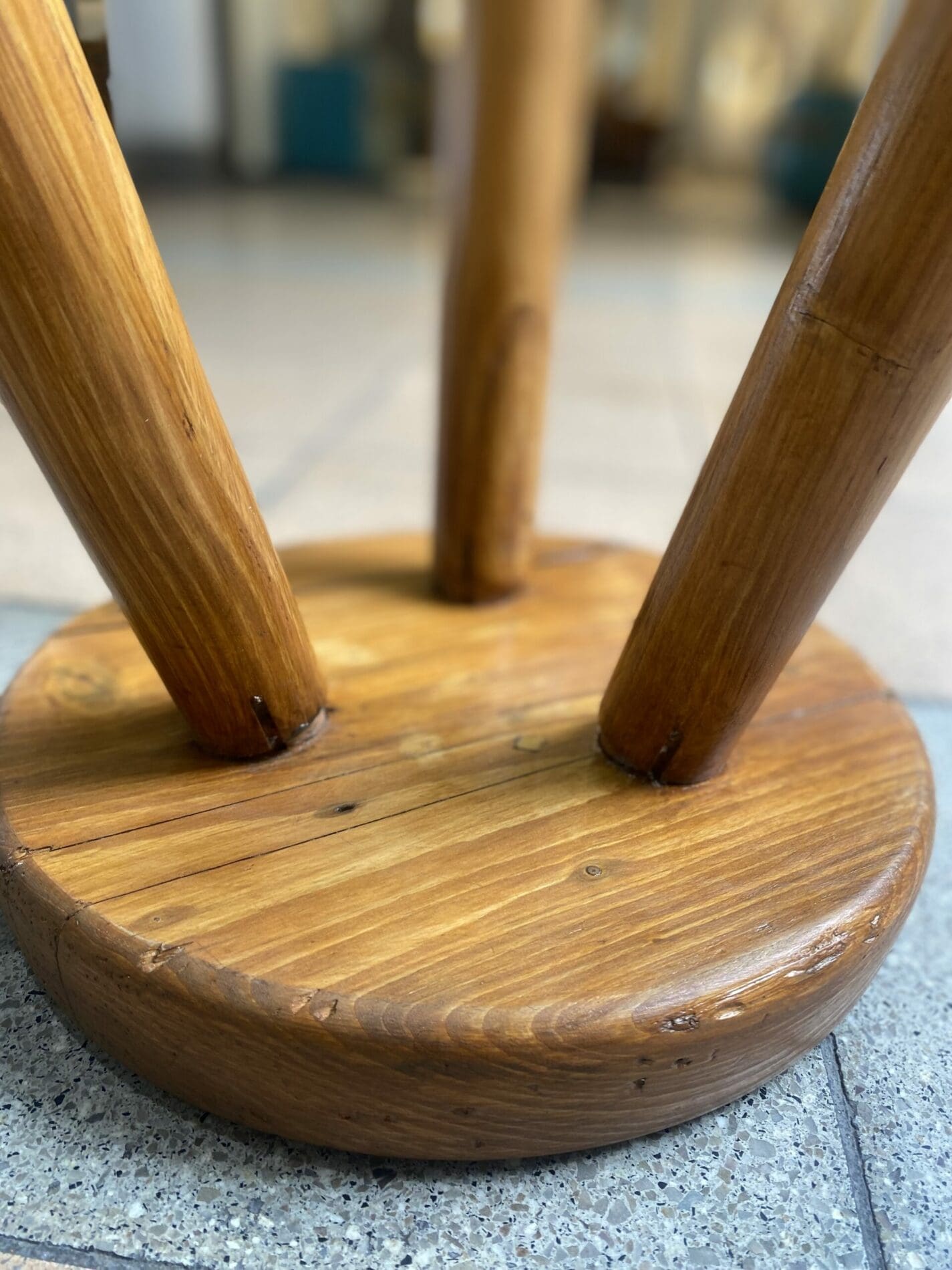 Tabouret « Massue » de Charlotte Perriand, 1966 – Ref : 4417/4