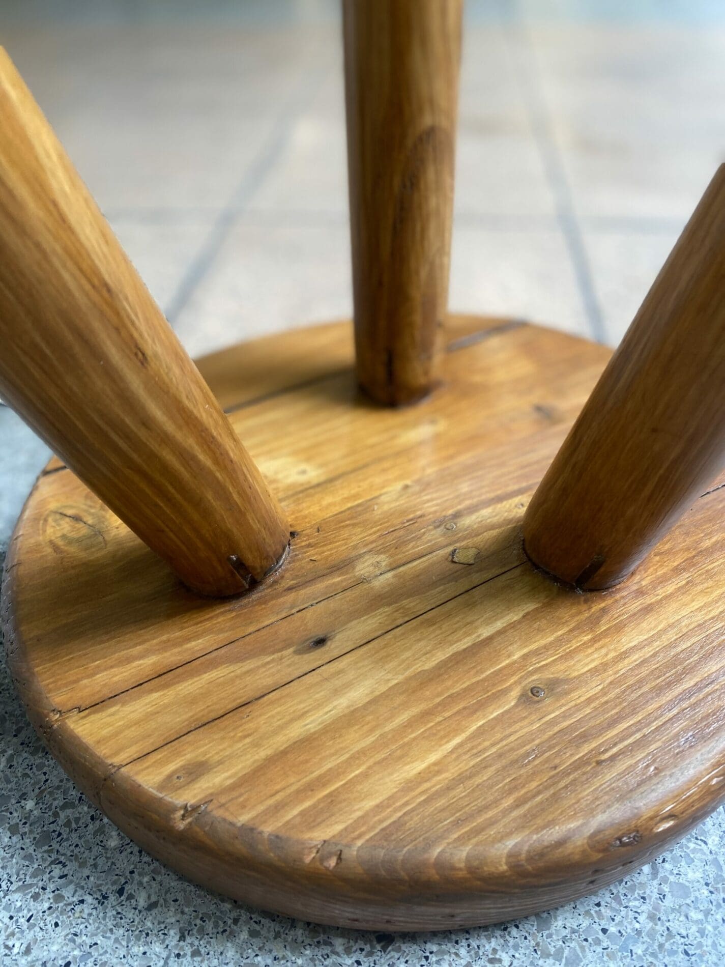 Tabouret « Massue » de Charlotte Perriand, 1966 – Ref : 4417/4