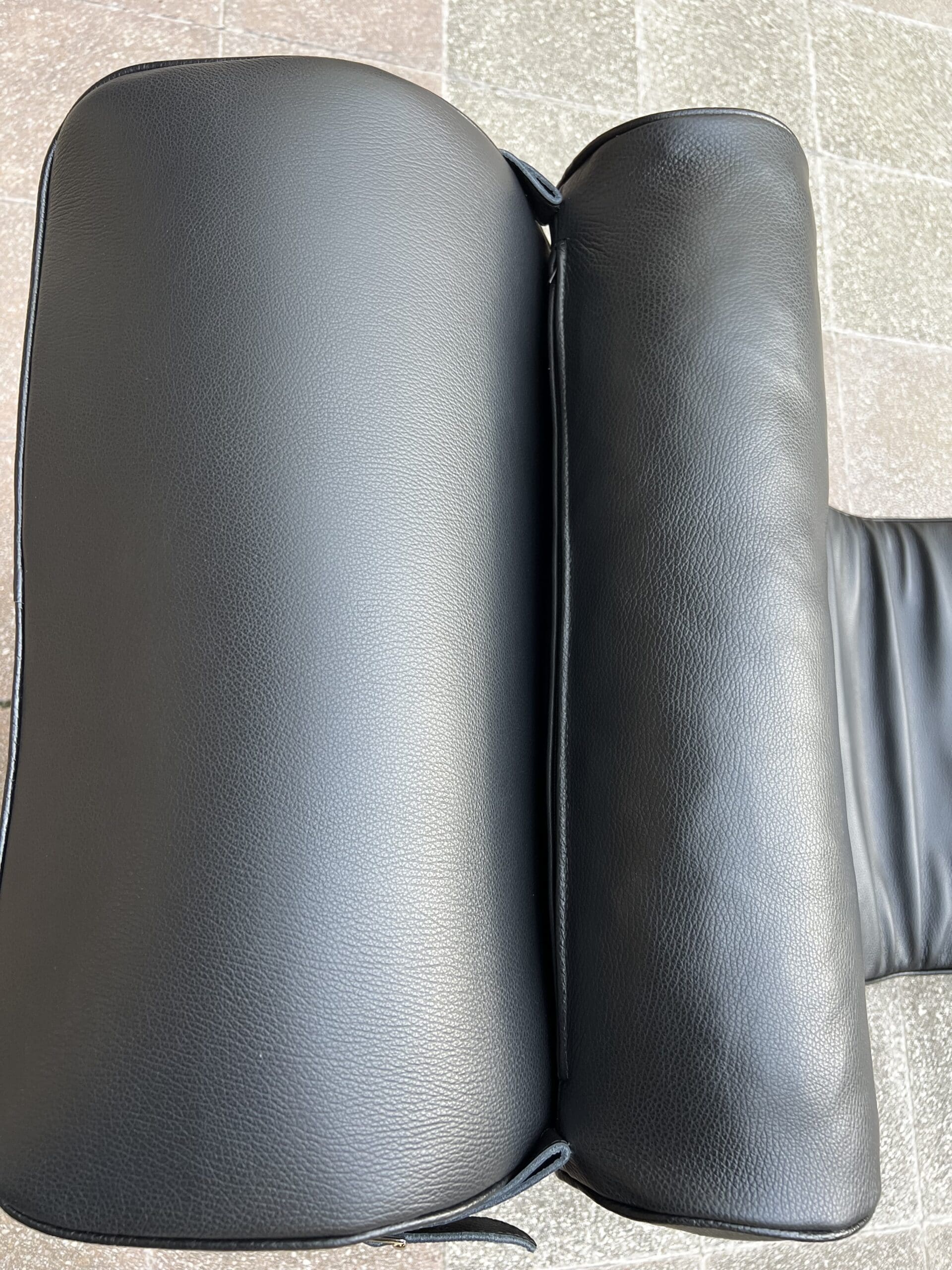 Chaise Longue LC4 Le Corbusier – Édition Cassina 2011 en cuir noir semi-grainé