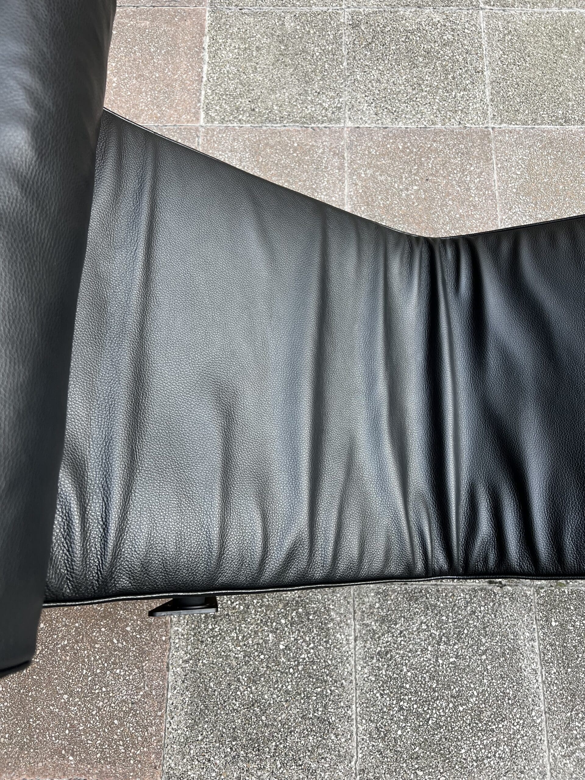 Chaise Longue LC4 Le Corbusier – Édition Cassina 2011 en cuir noir semi-grainé