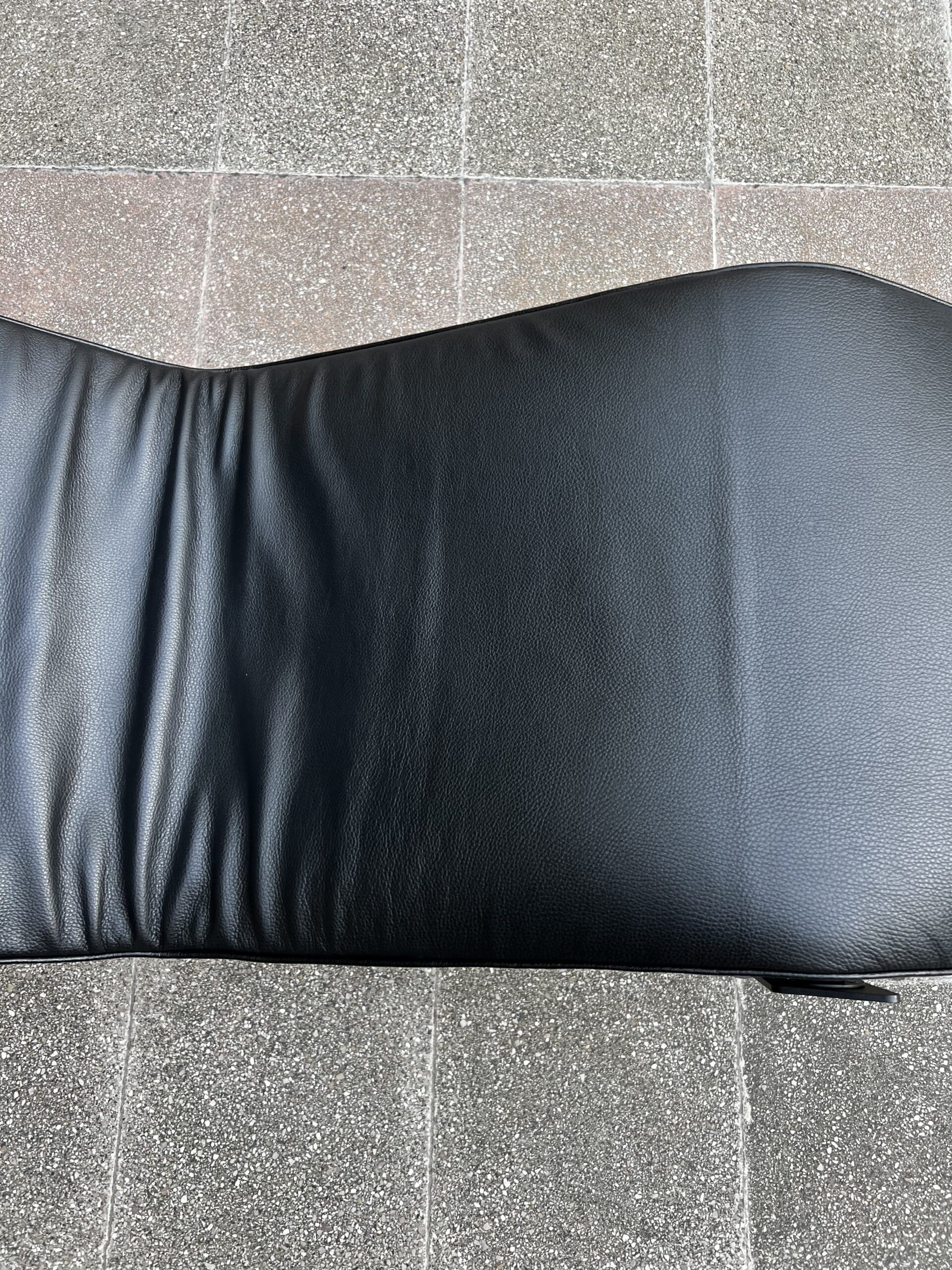 Chaise Longue LC4 Le Corbusier – Édition Cassina 2011 en cuir noir semi-grainé