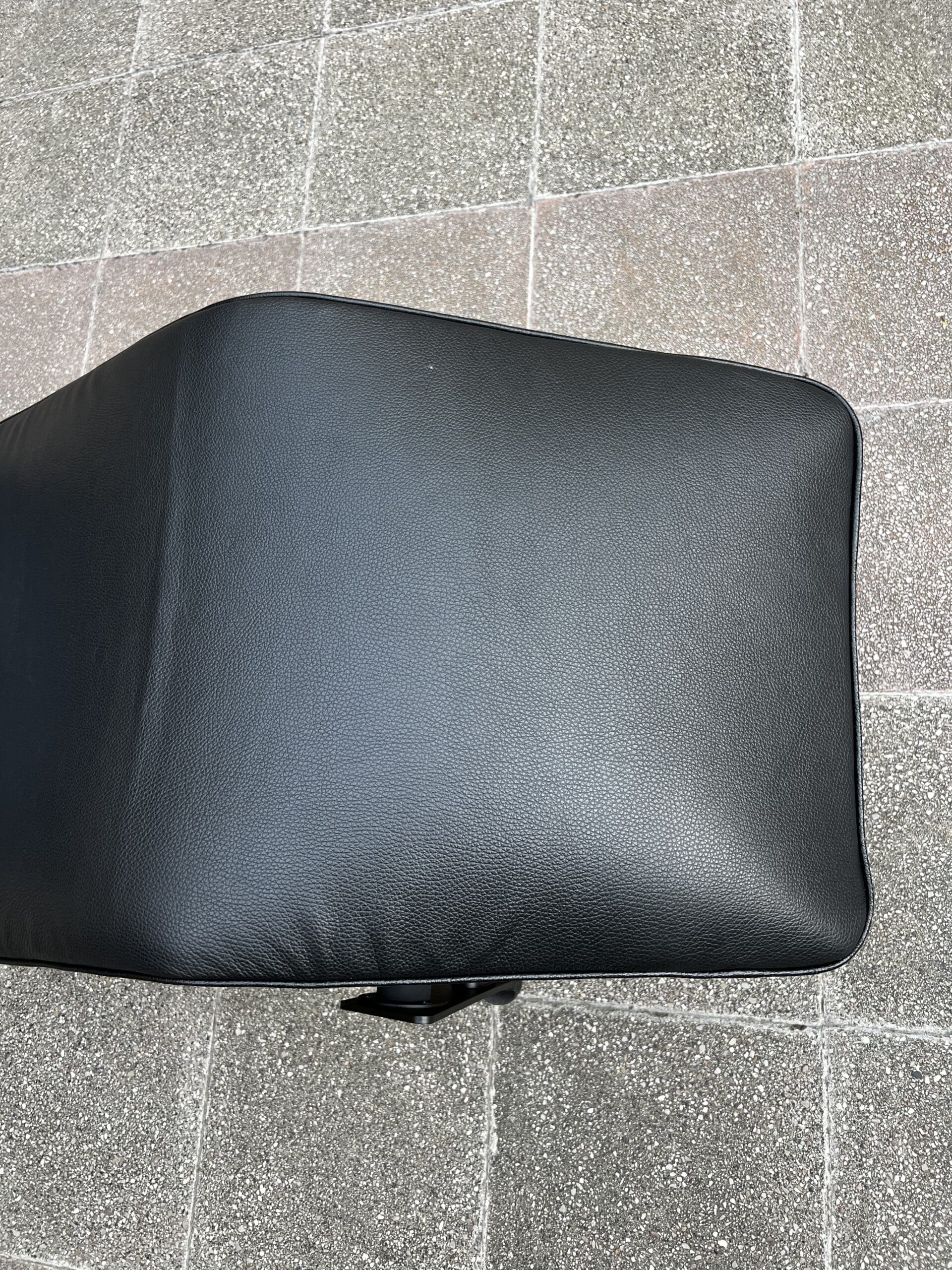 Chaise Longue LC4 Le Corbusier – Édition Cassina 2011 en cuir noir semi-grainé