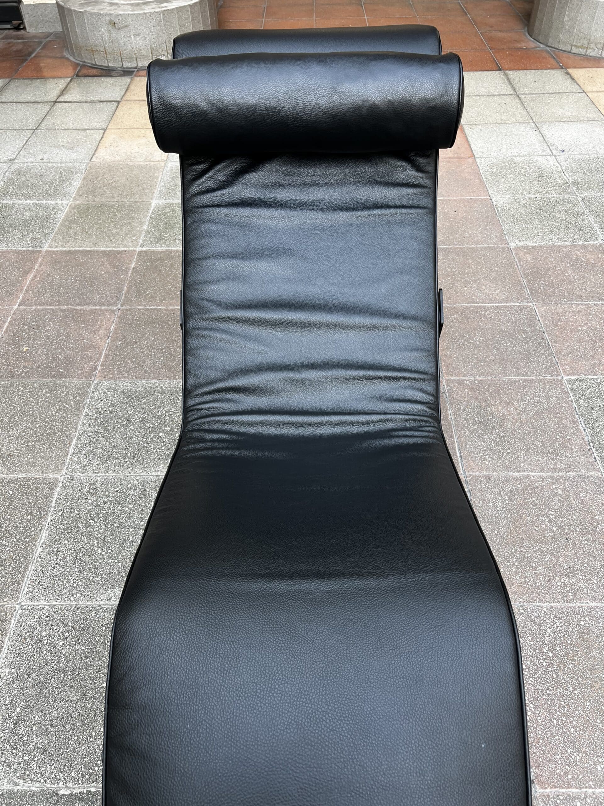Chaise Longue LC4 Le Corbusier – Édition Cassina 2011 en cuir noir semi-grainé