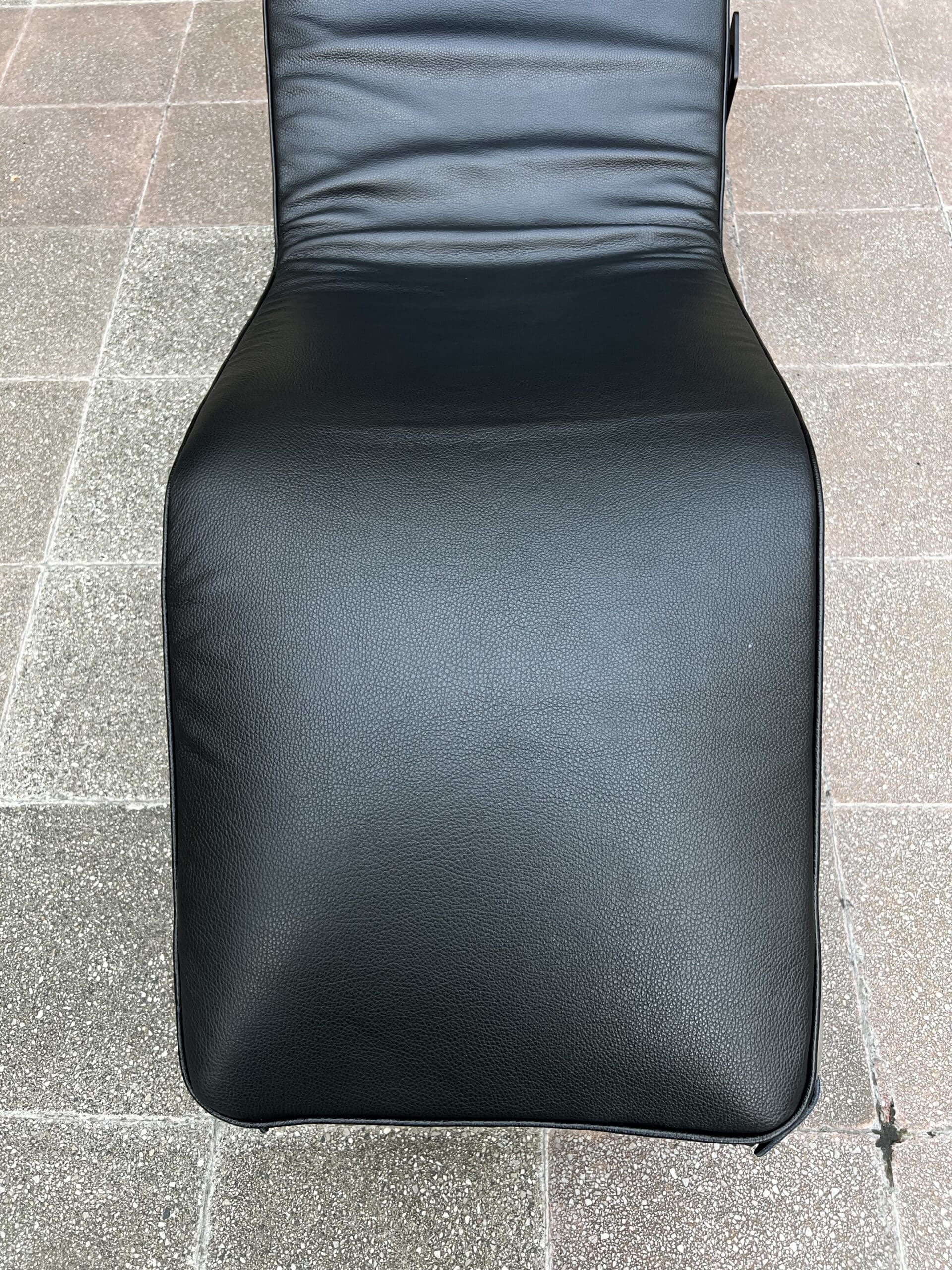 Chaise Longue LC4 Le Corbusier – Édition Cassina 2011 en cuir noir semi-grainé