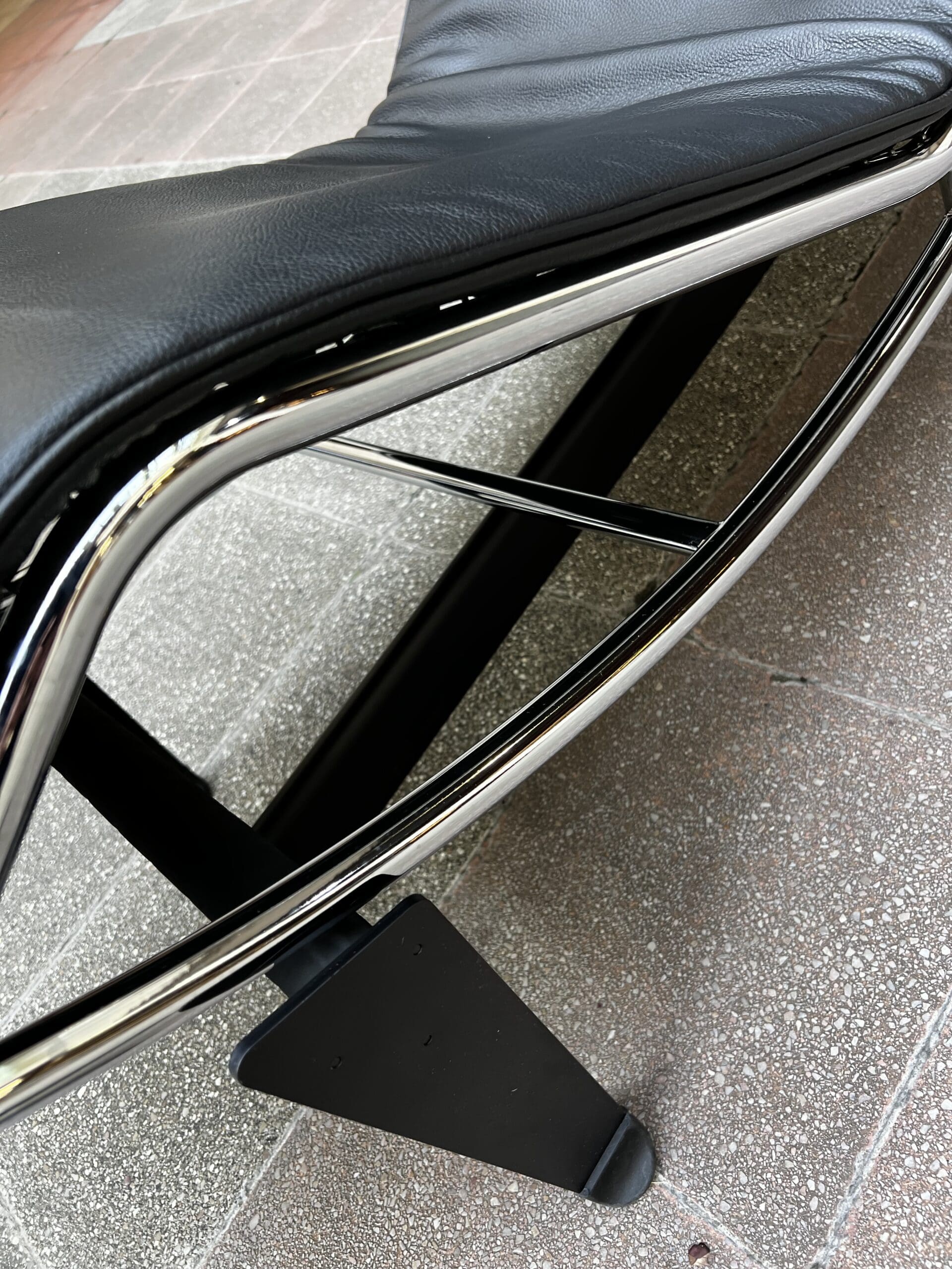 Chaise Longue LC4 Le Corbusier – Édition Cassina 2011 en cuir noir semi-grainé