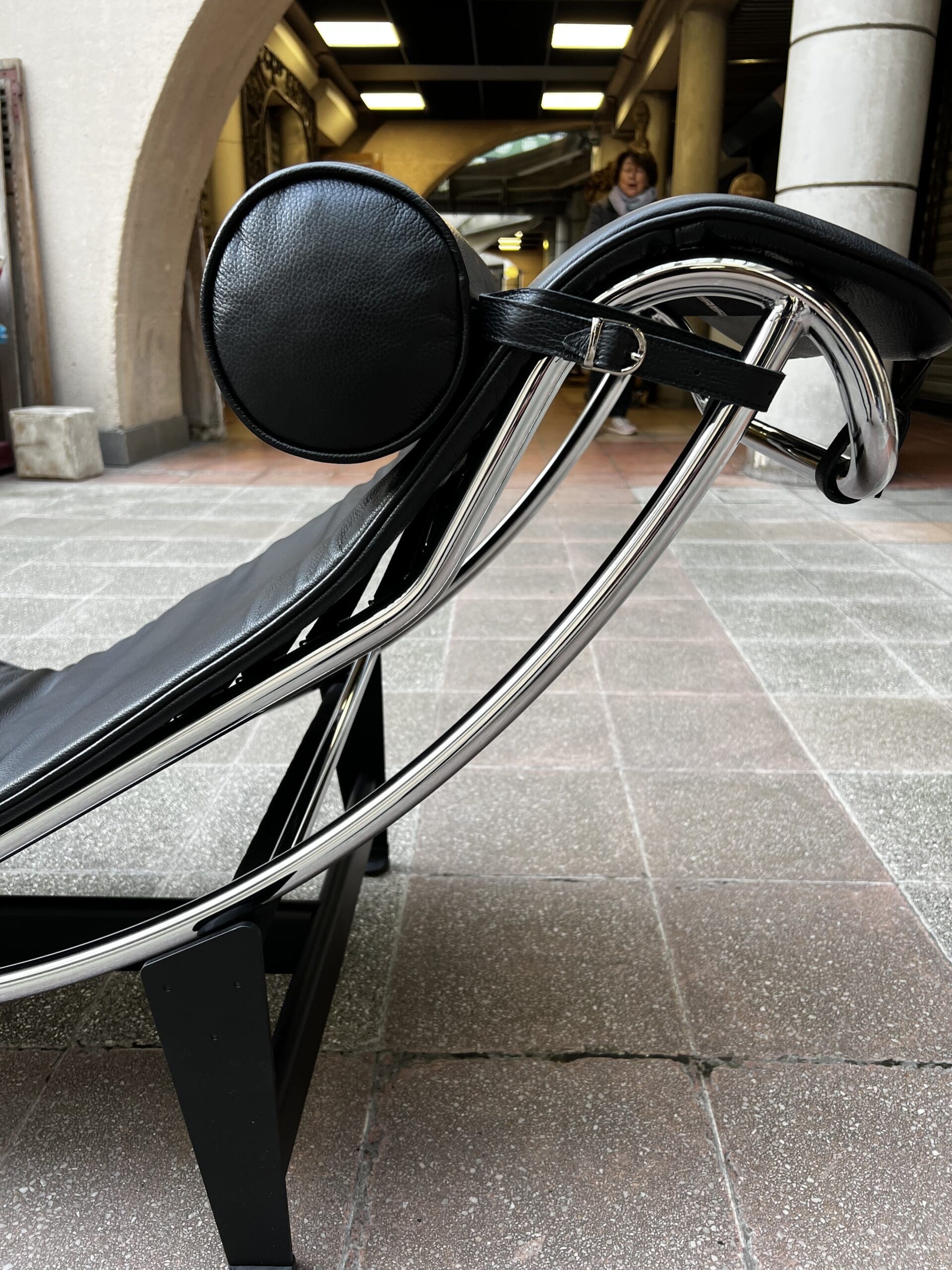 Chaise Longue LC4 Le Corbusier – Édition Cassina 2011 en cuir noir semi-grainé