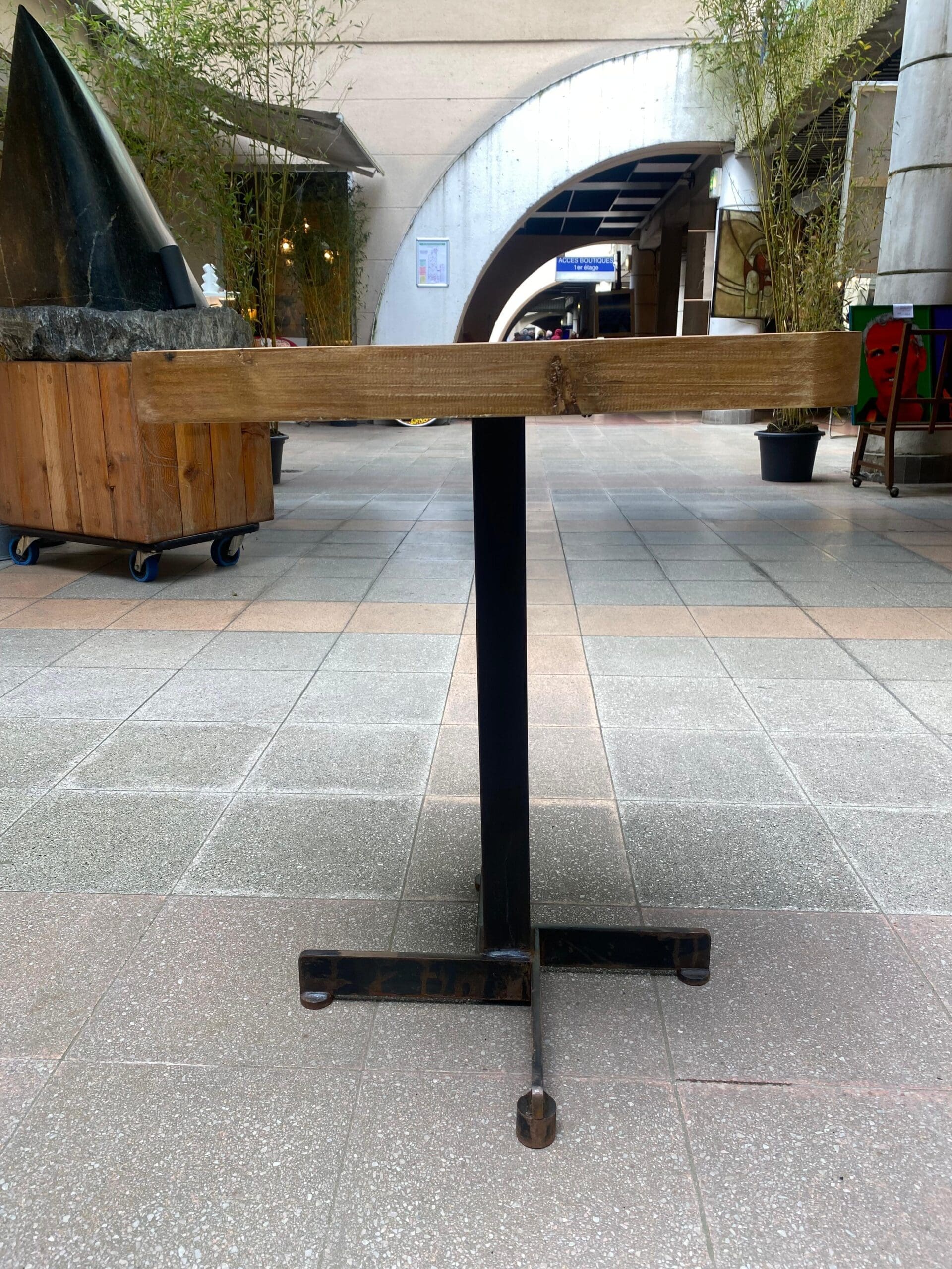 Charlotte Perriand – Table carrée escamotable