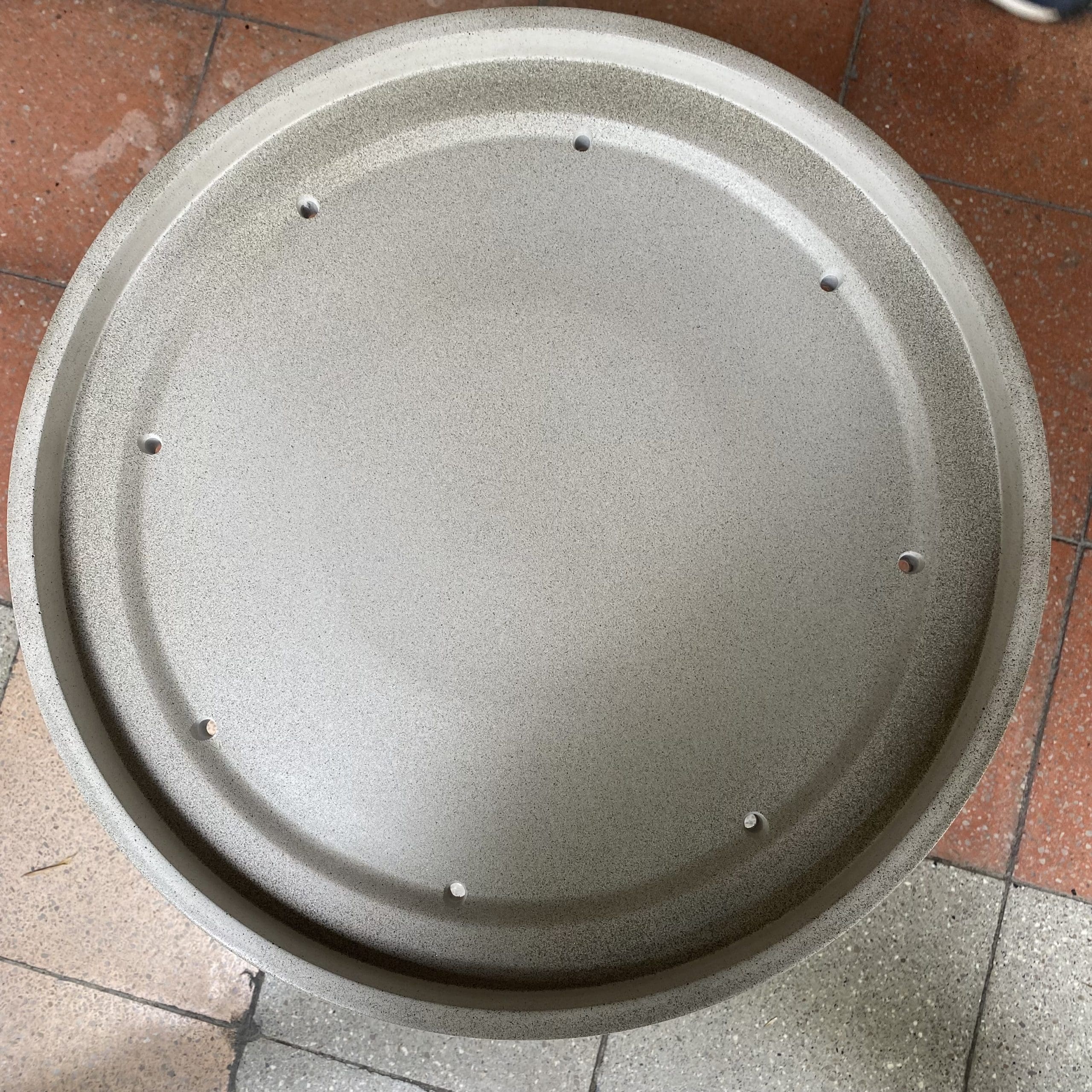 Table d’appoint Cône en Béton Fibré et Teck – Andrea Parisio