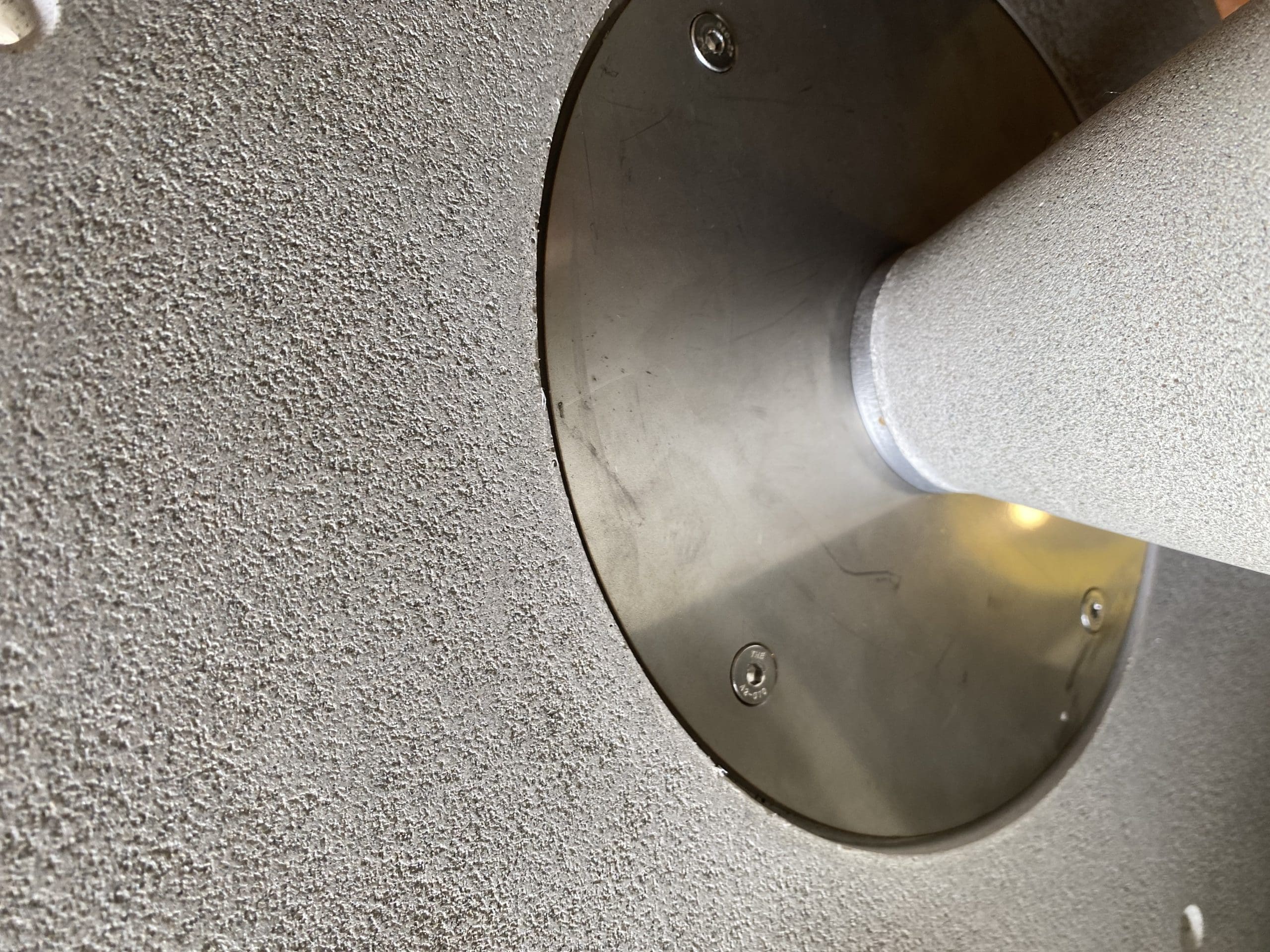 Table d’appoint Cône en Béton Fibré et Teck – Andrea Parisio