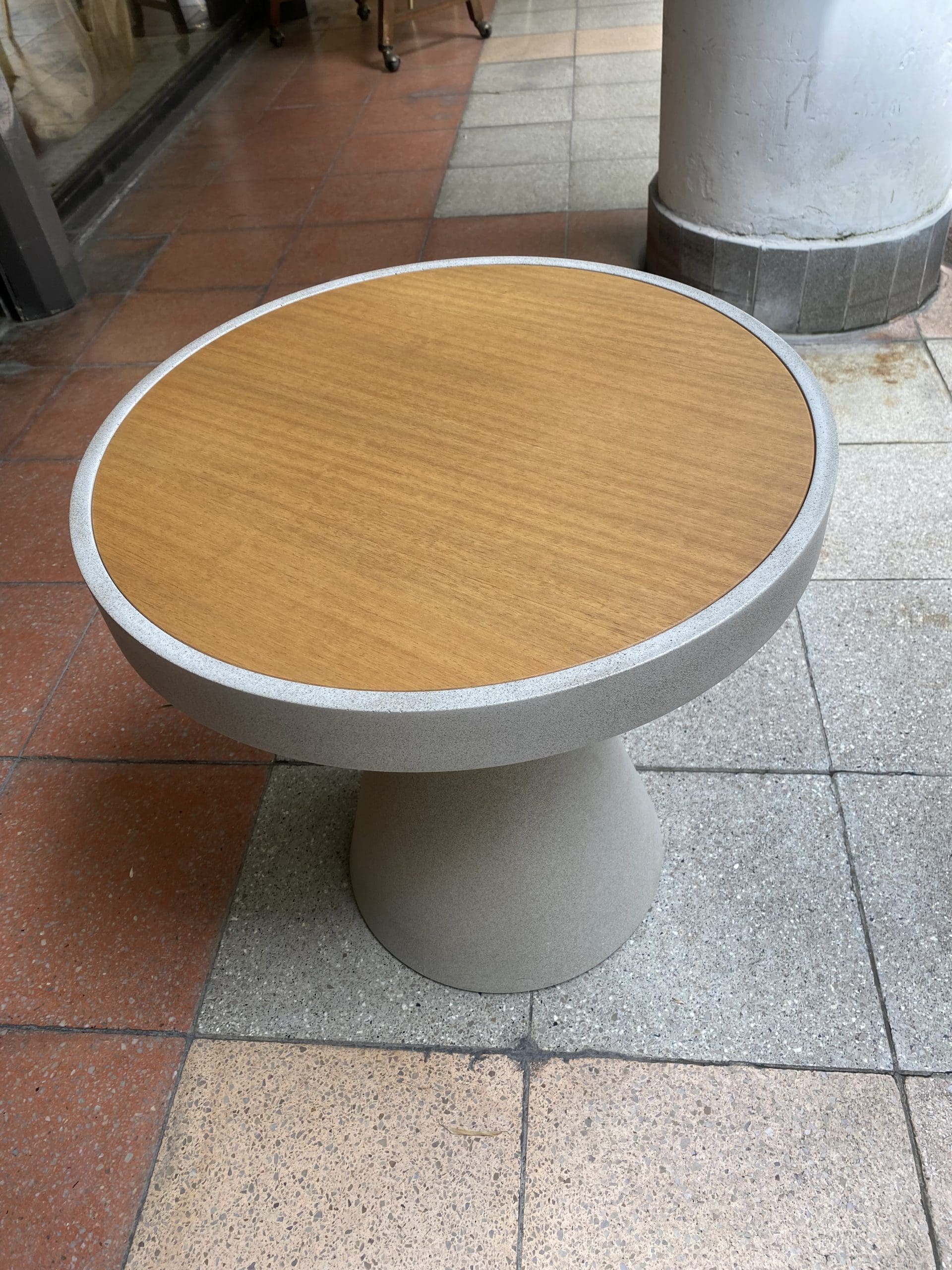 Table d’appoint Cône en Béton Fibré et Teck – Andrea Parisio