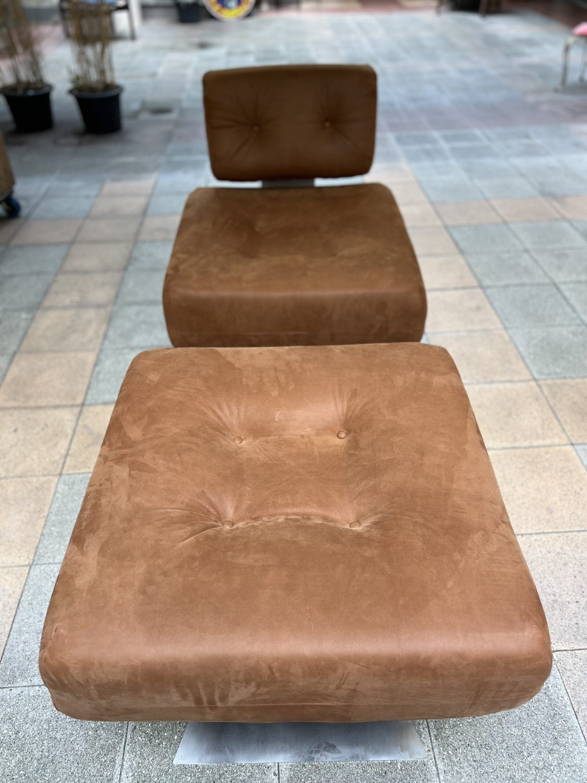 Fauteuil Alta d&rsquo;Oscar Niemeyer : Ensemble Iconique avec Ottoman (1974)