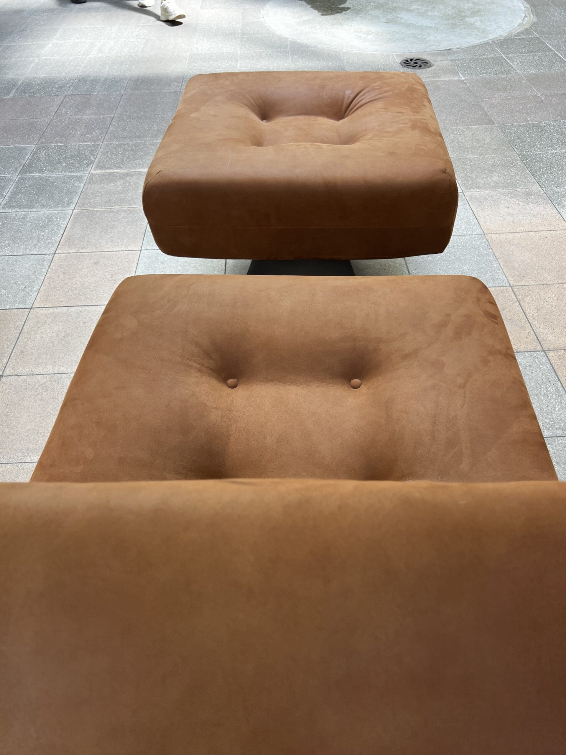 Fauteuil Alta d&rsquo;Oscar Niemeyer : Ensemble Iconique avec Ottoman (1974)
