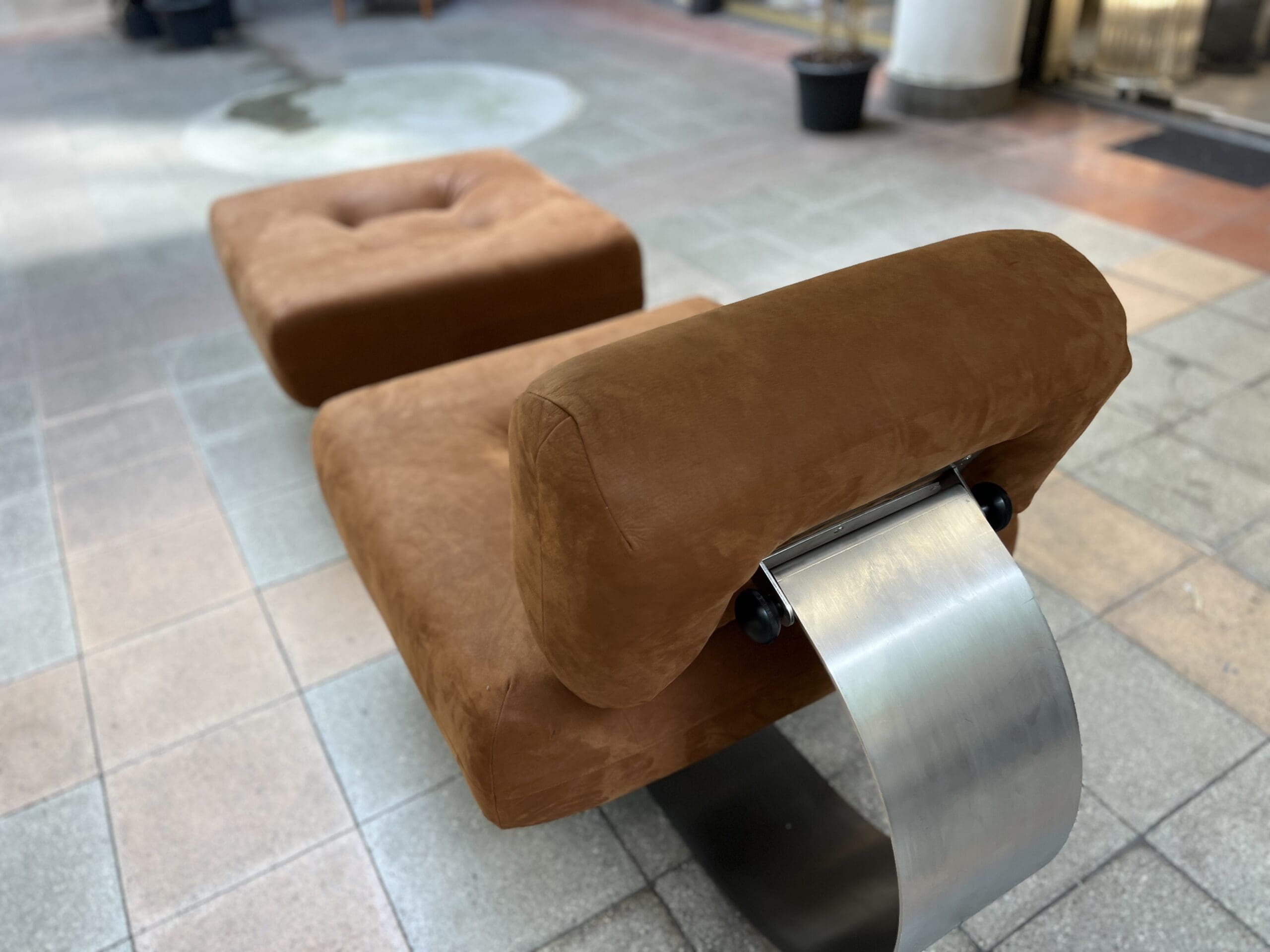 Fauteuil Alta d&rsquo;Oscar Niemeyer : Ensemble Iconique avec Ottoman (1974)