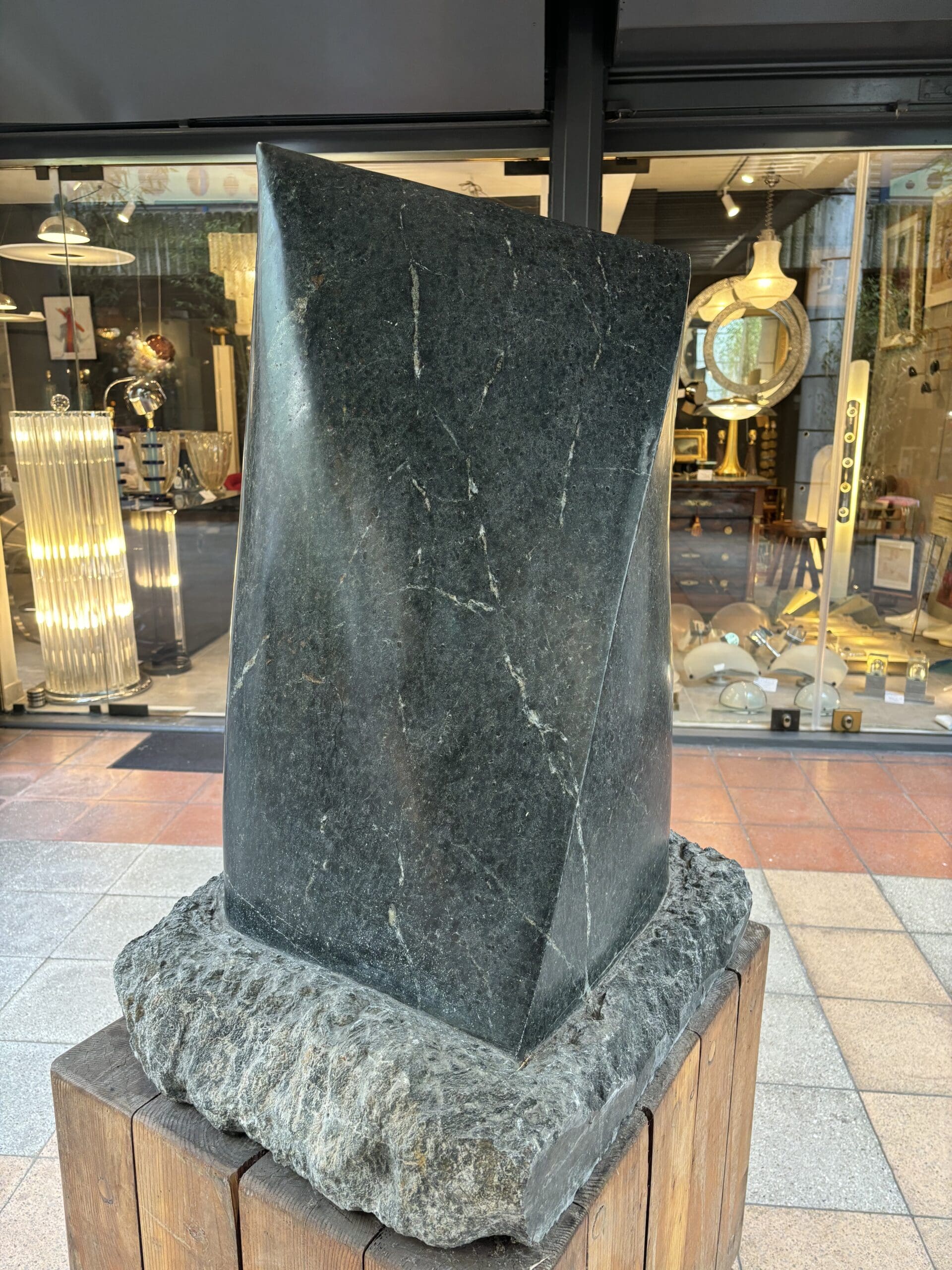 Sculpture « La Vague » d&rsquo;Arden Scott en Marbre et Socle en Bois, Vers 1990