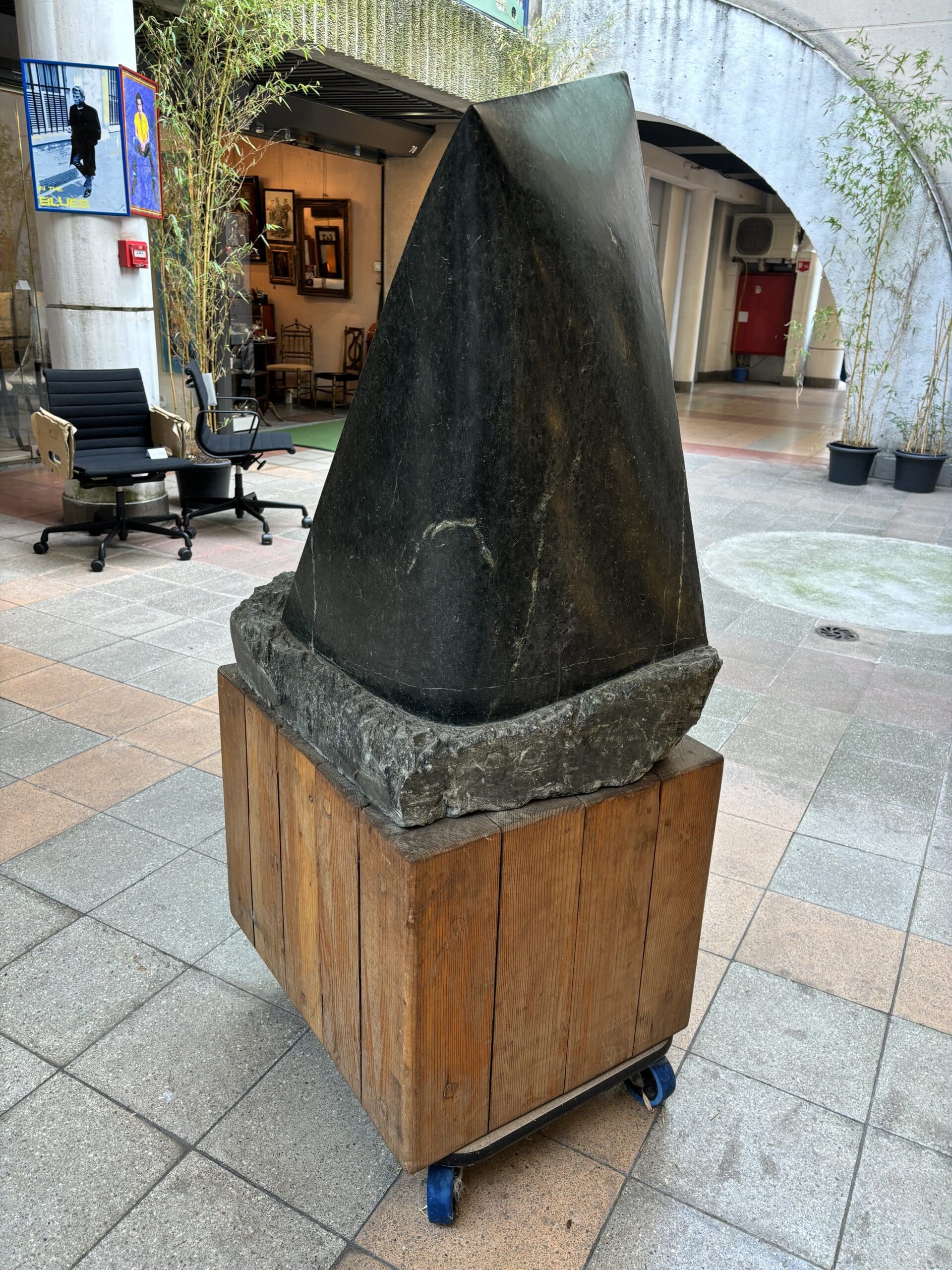 Sculpture « La Vague » d&rsquo;Arden Scott en Marbre et Socle en Bois, Vers 1990