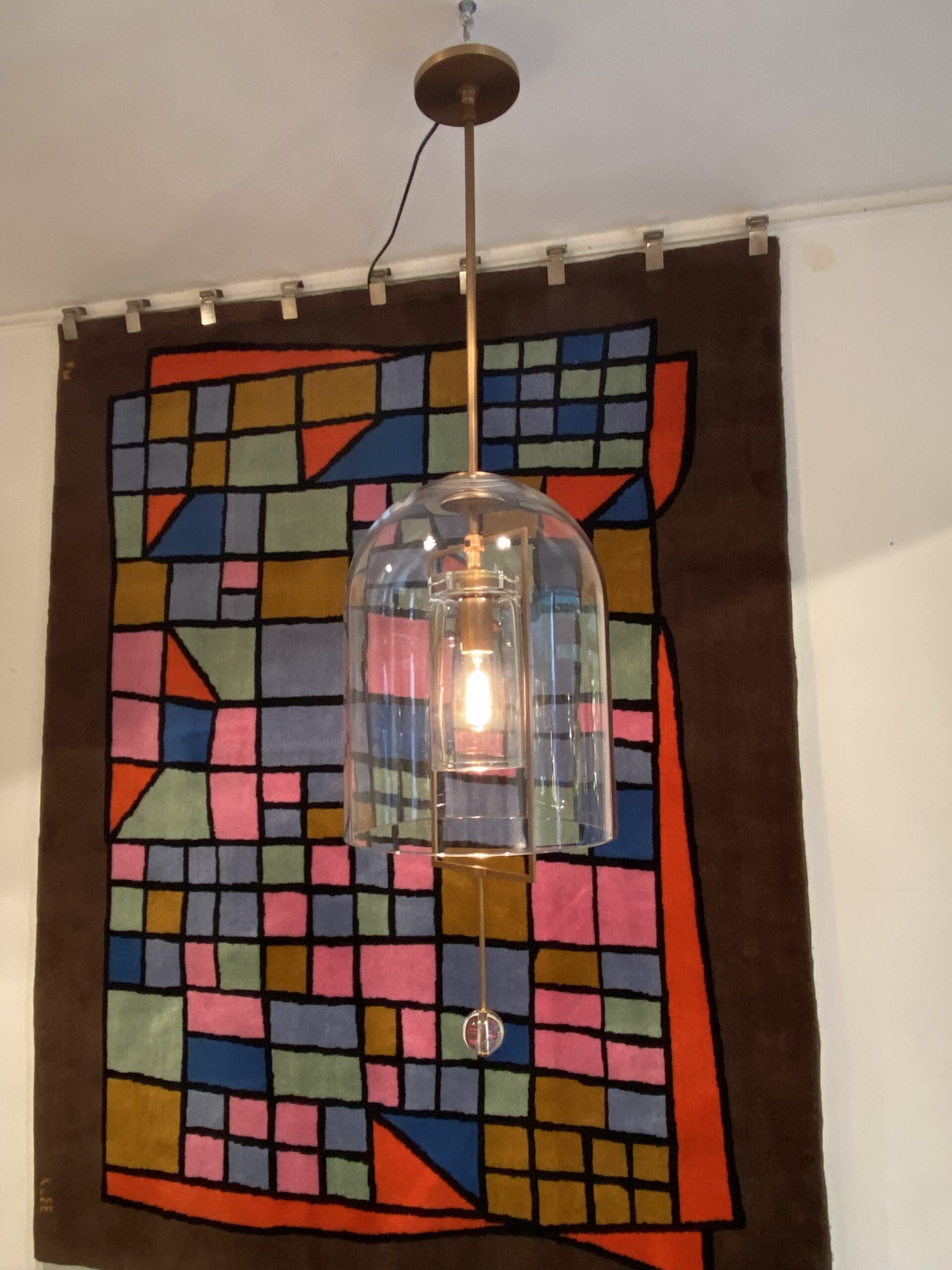 Lustre Fulcrum Lanterne : Alliance de Laiton et de Verre Soufflé Artisanal