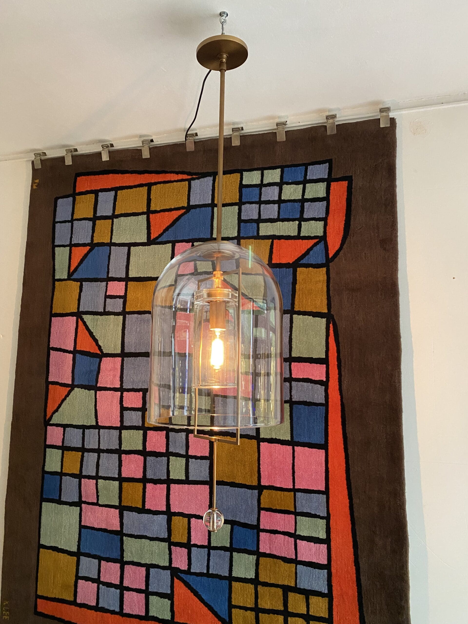 Lustre Fulcrum Lanterne : Alliance de Laiton et de Verre Soufflé Artisanal