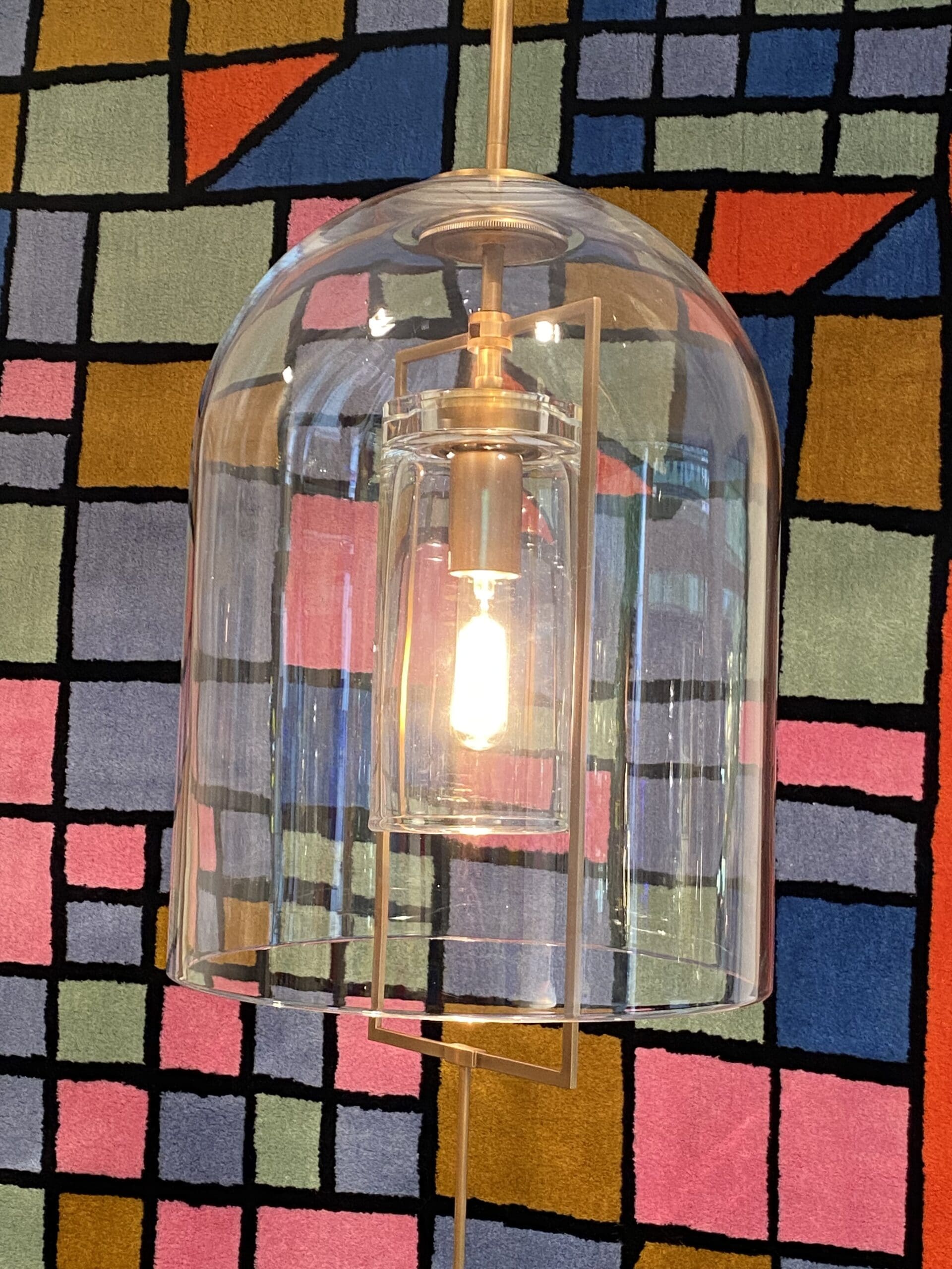 Lustre Fulcrum Lanterne : Alliance de Laiton et de Verre Soufflé Artisanal