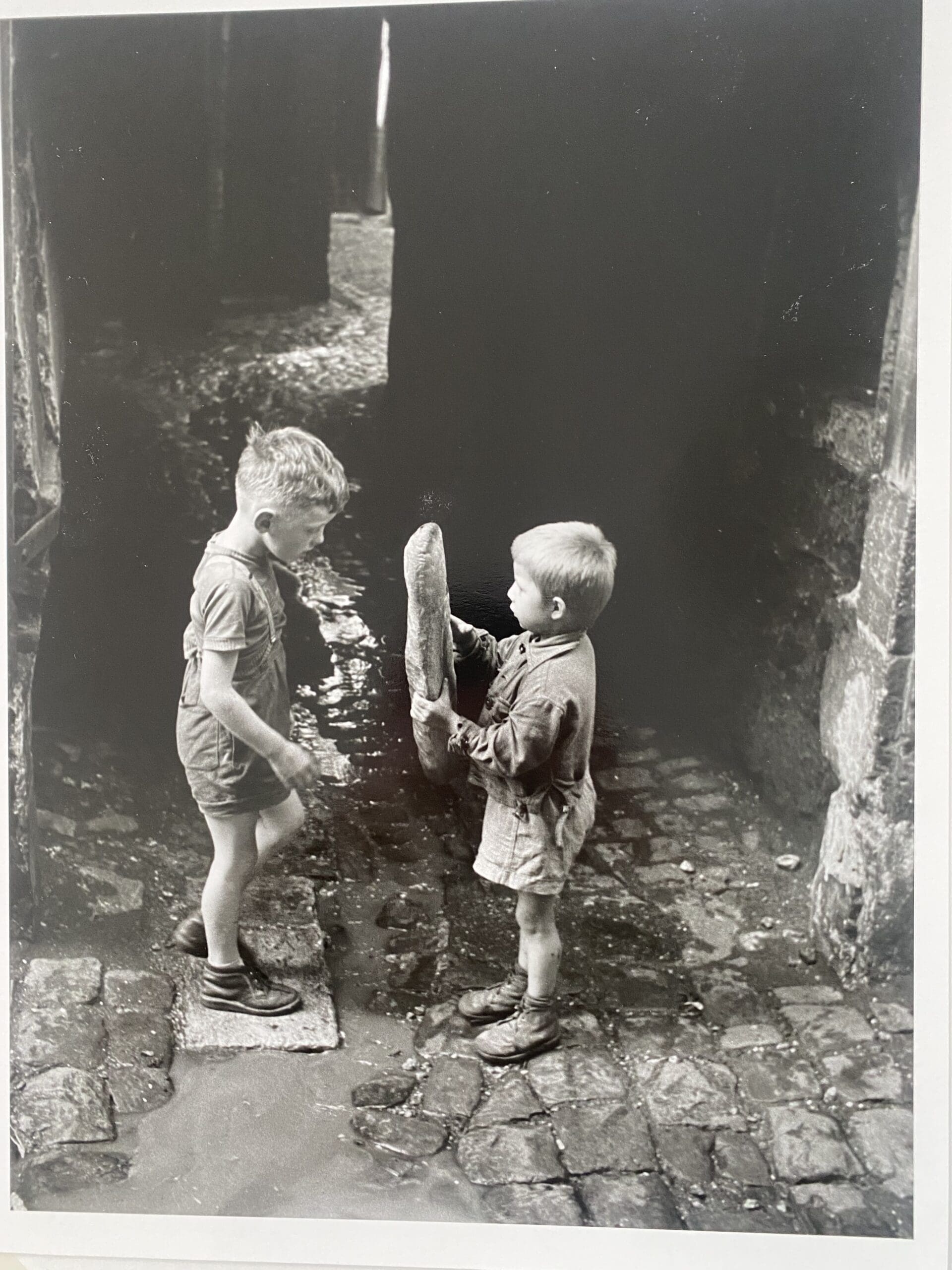 « Les enfants au pain » par Christian Lemaire, 1956