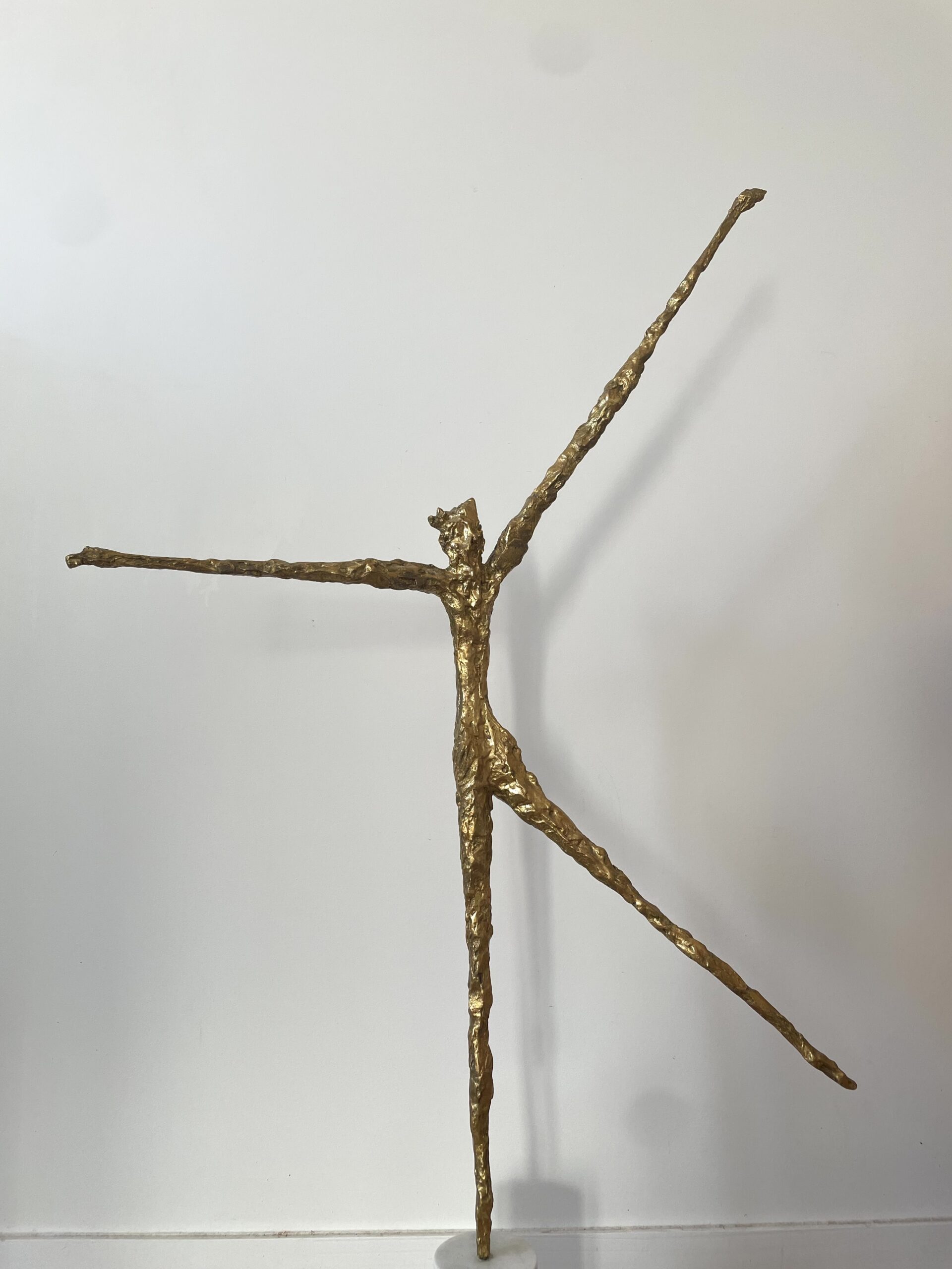 Sculpture Félix Agostini, Rare Création en Résine Dorée (circa 1960)