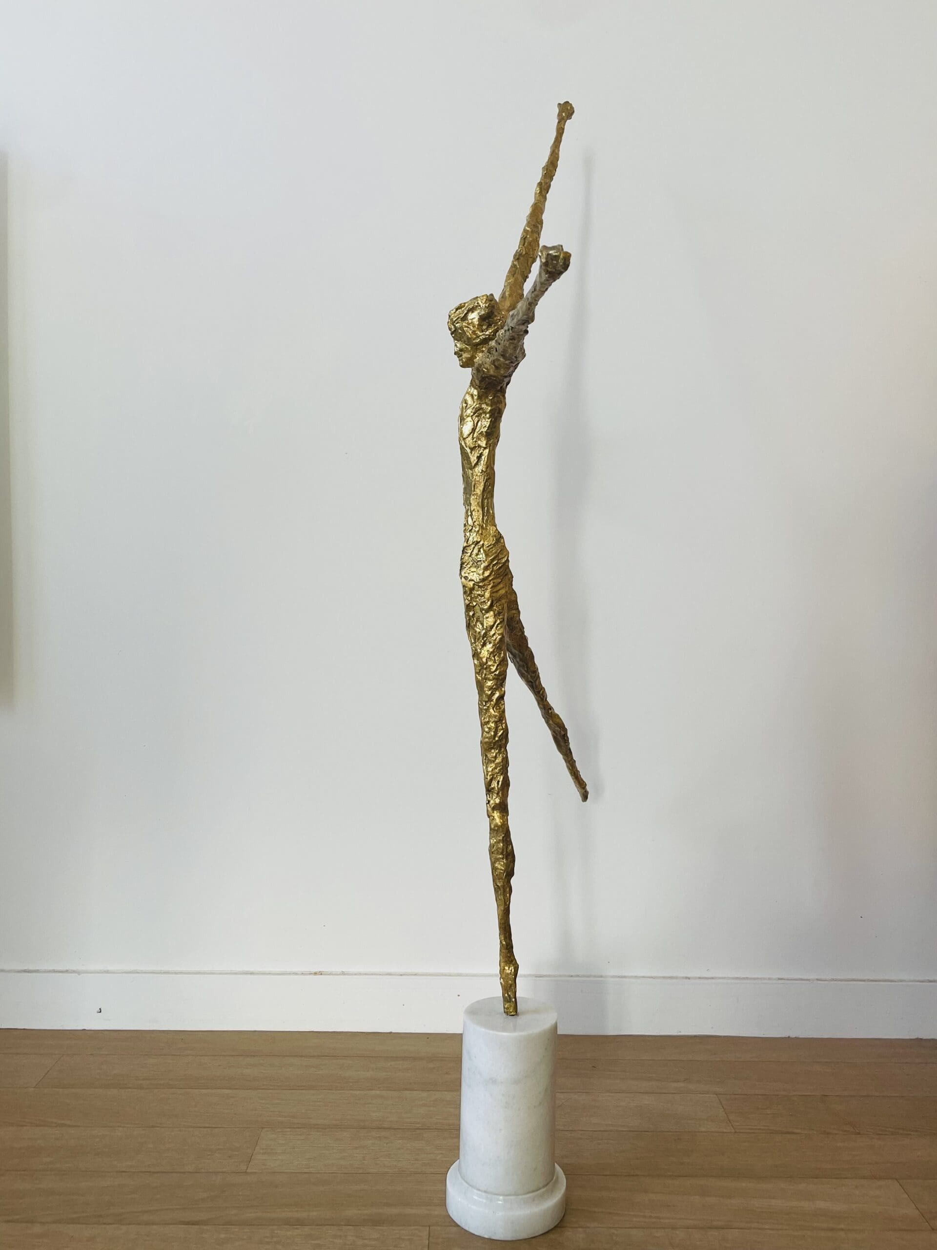 Sculpture Félix Agostini, Rare Création en Résine Dorée (circa 1960)